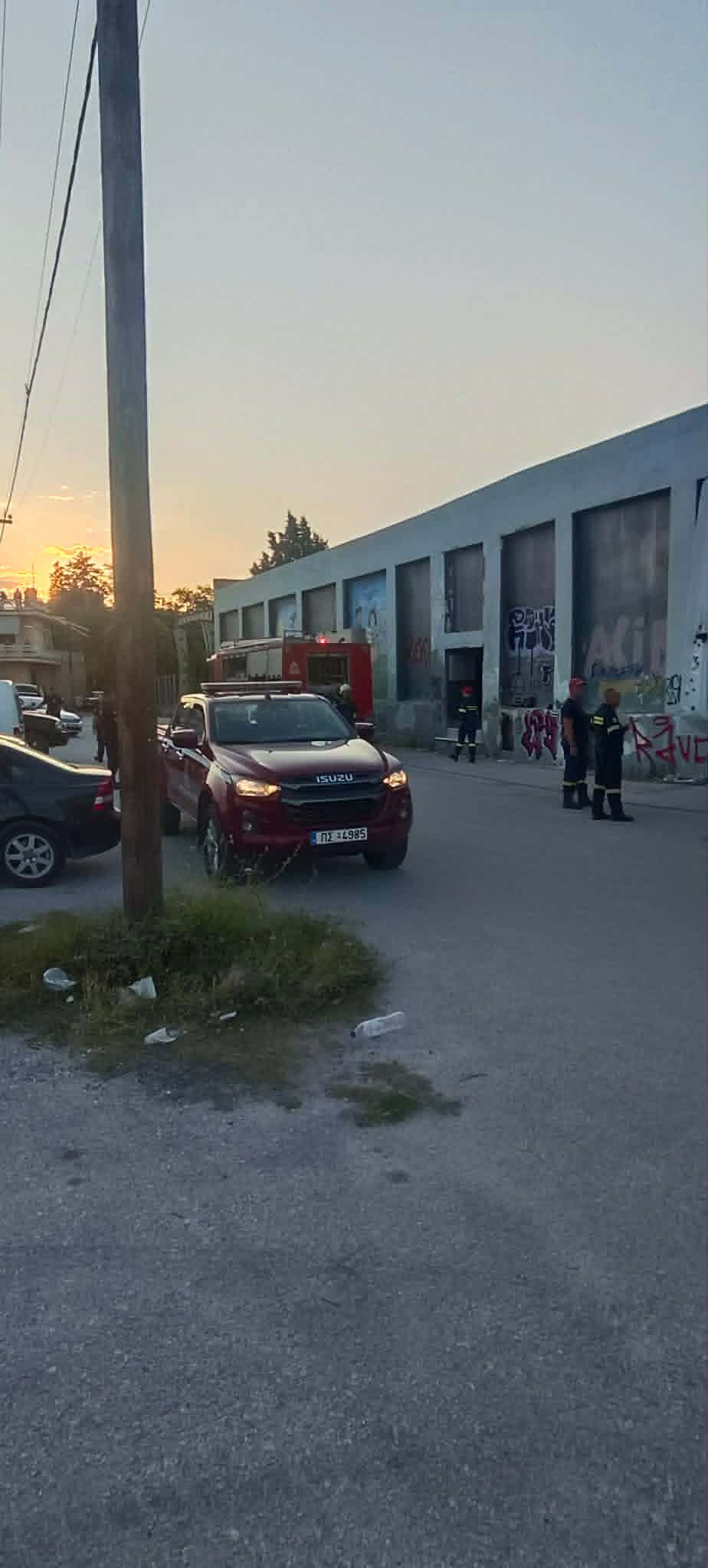 Συναγερμός για φωτιά στο παλιό κτίριο του Μπόουλιγκ στη Λάρισα (ΦΩΤΟ+video)