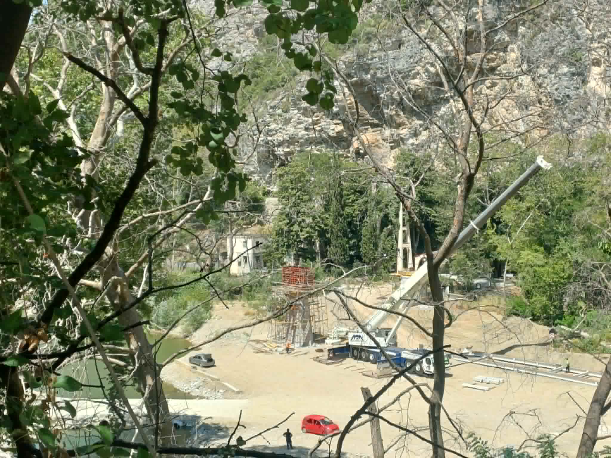 Μπήκε το πρώτο υπόβαθρο για τη γέφυρα της Αγίας Παρασκευής στα Τέμπη (ΦΩΤΟ)