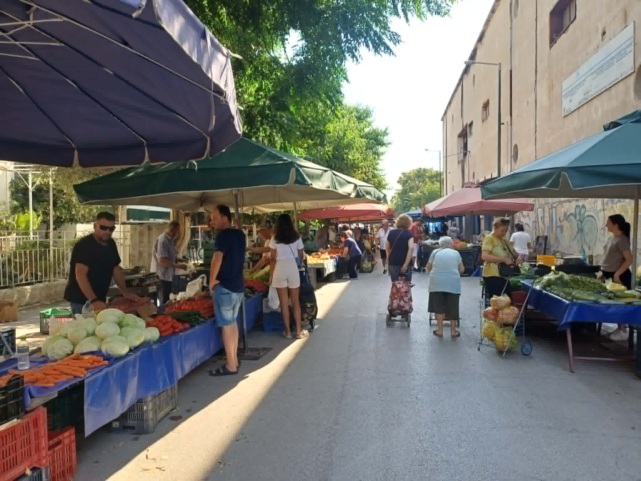 Πεσμένη η κίνηση στη Λαϊκή της Τρίτης στο Σταθμό στη Λάρισα λόγω καύσωνα και αδειών (ΦΩΤΟ)