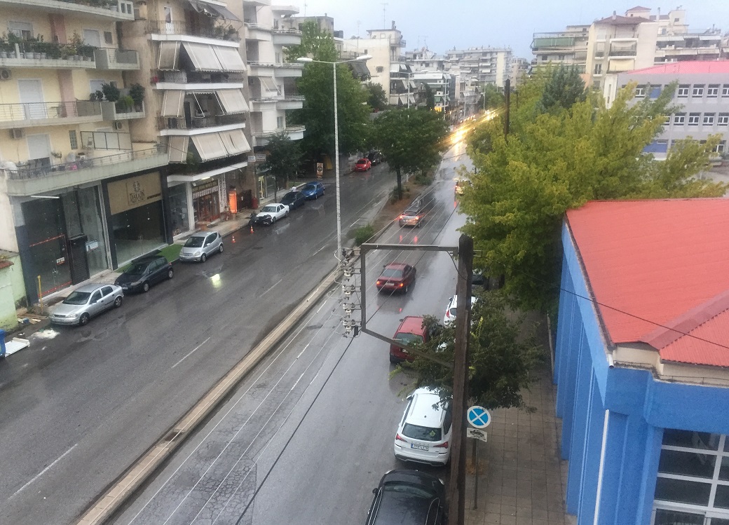 Έντονη βροχόπτωση και δυνατός αέρας το απόγευμα στη Λάρισα (ΦΩΤΟ+video)