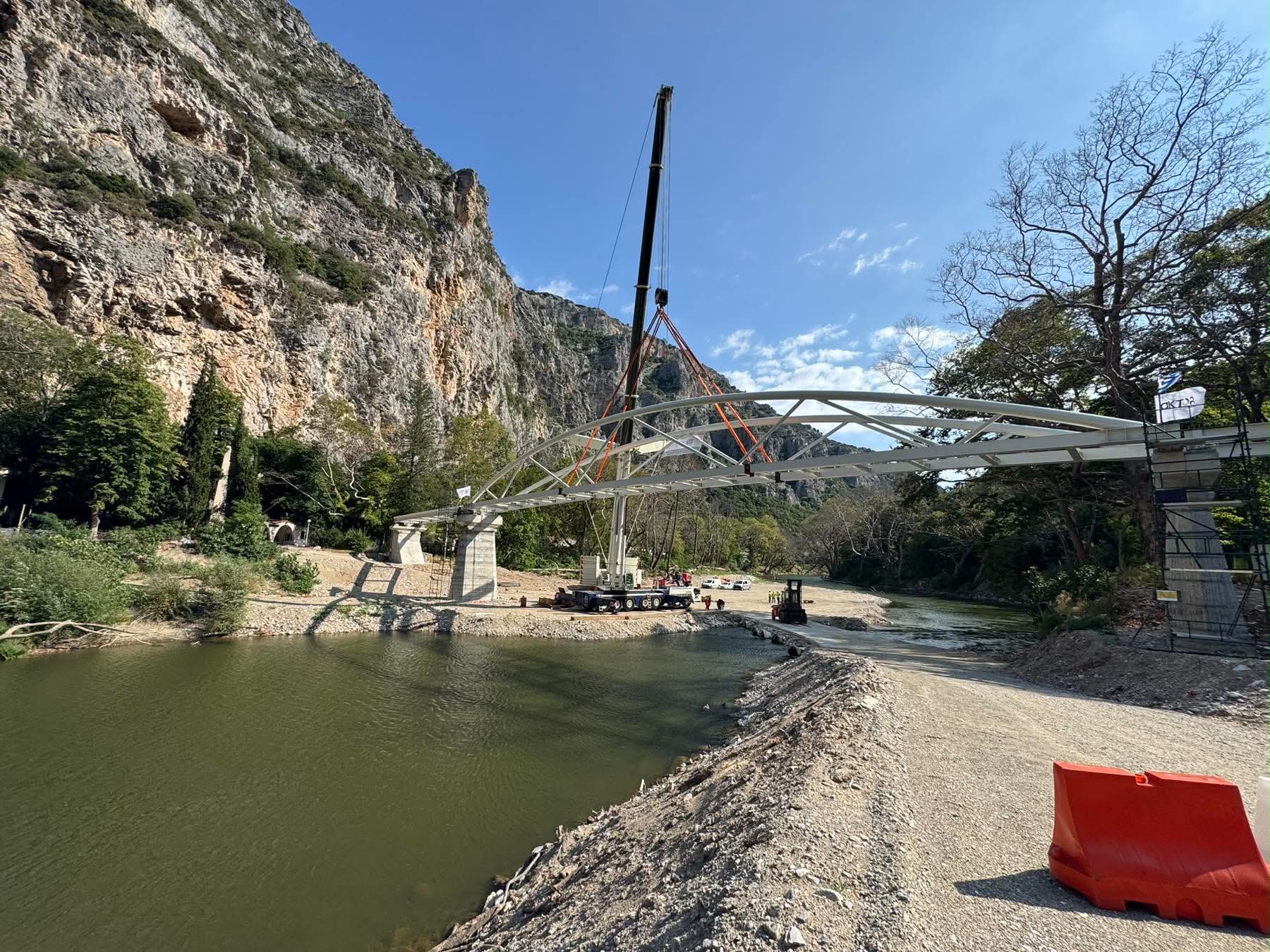 Τοποθτήθηκε σήμερα η νέα πεζογέφυρα στην Αγία Παρασκευή Τεμπών- Γ. Μανωλης: Πιο ψηλή και πιο ασφαλής (ΦΩΤΟ)
