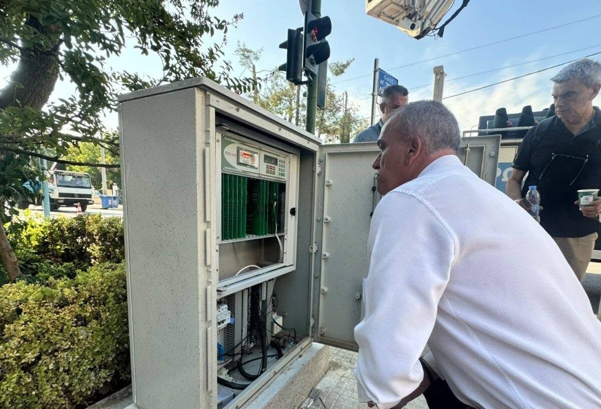 Δήμος Λαρισαίων: Αναβάθμιση και εκ νέου ρύθμιση των φωτεινών σηματοδοτών στη συμβολή Ιωαννίνων και Αγίας Τριάδος