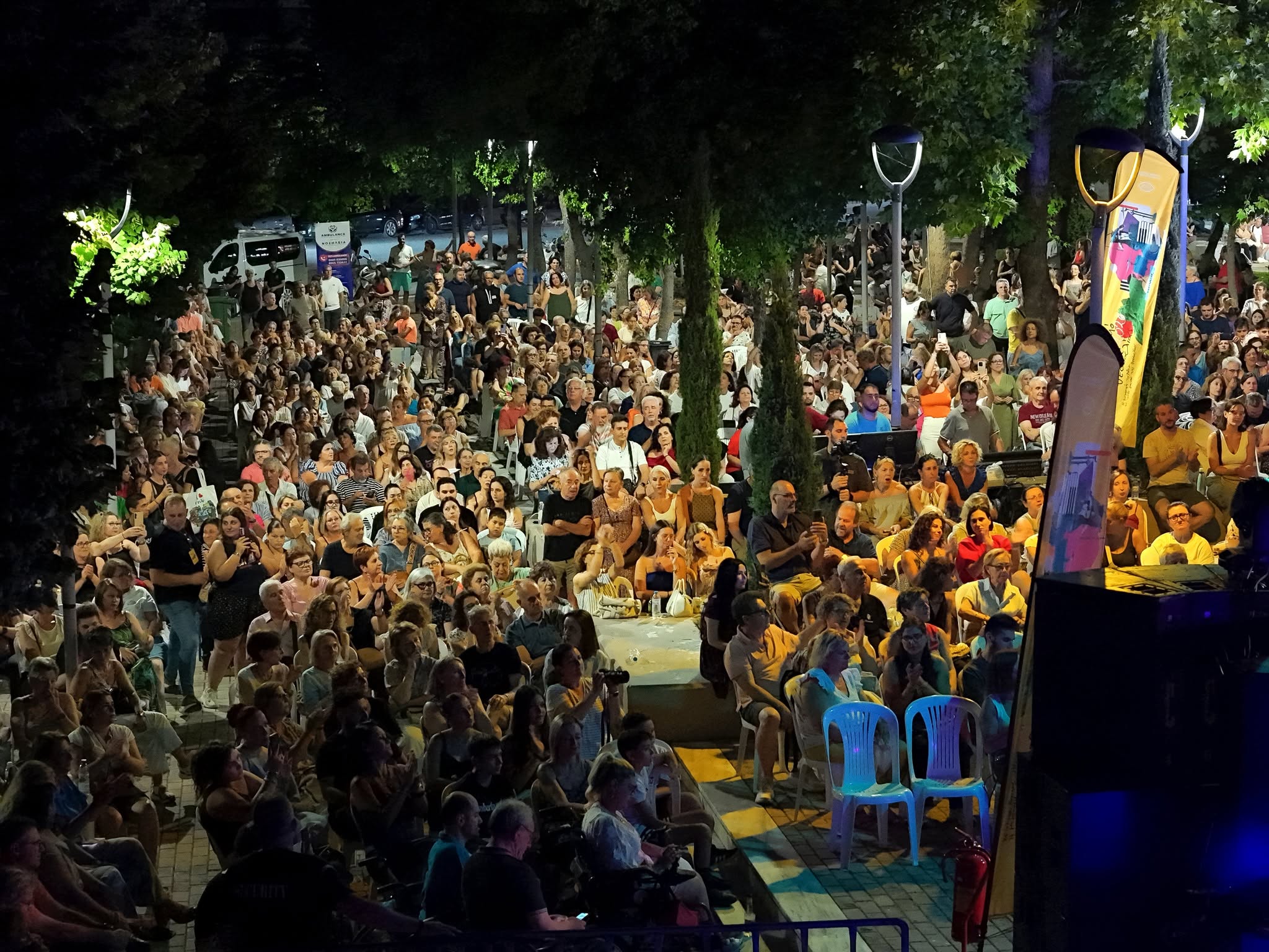 Περισσότεροι από 2.000 θεατές στη συναυλία του Χρήστου Θηβαίου στη Λάρισα.