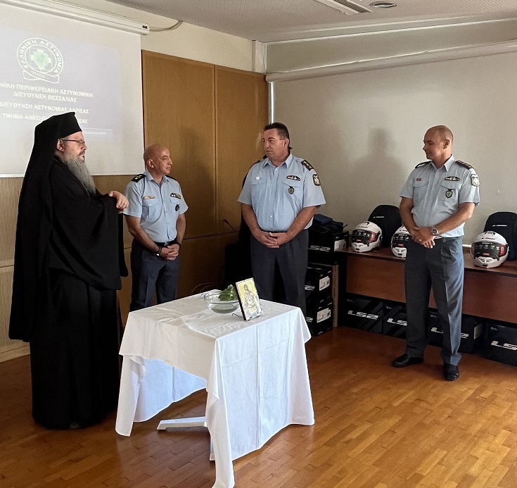 Δωρεά (40) κρανών μοτοσικλέτας από την Ιερά Μητρόπολη Λαρίσης και Τυρνάβου προς το Τμήμα Άμεσης Δράσης Λάρισας