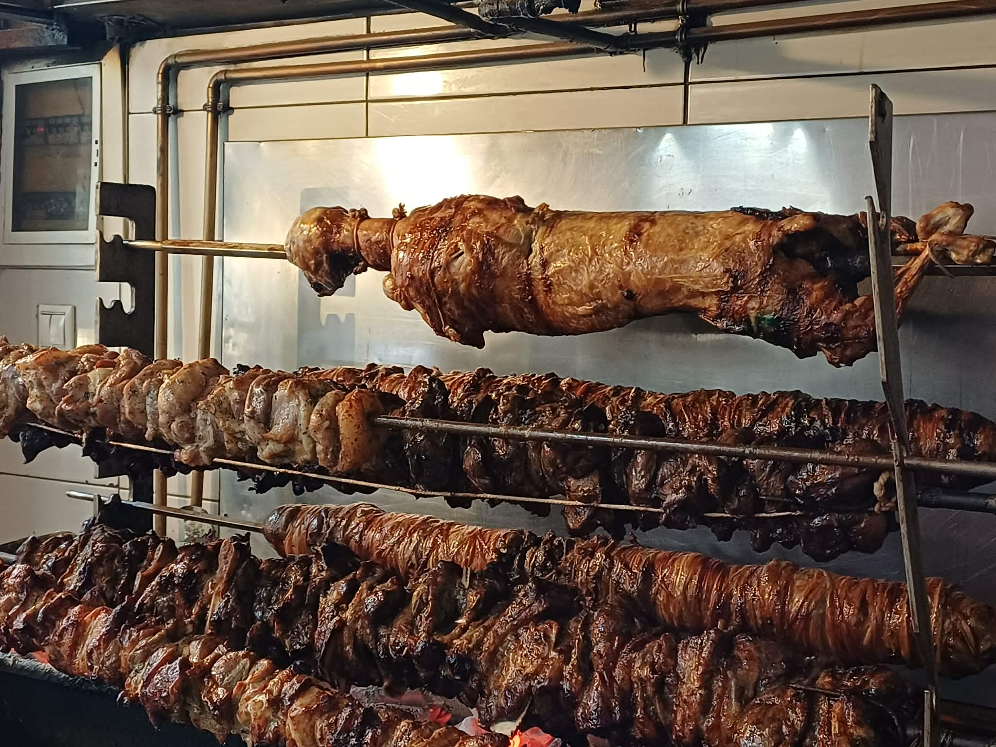 «Πάσχα του καλοκαιριού» στη Λάρισα με ψητά αρνιά - Από τη νηστεία... στα κάρβουνα (ΦΩΤΟ)