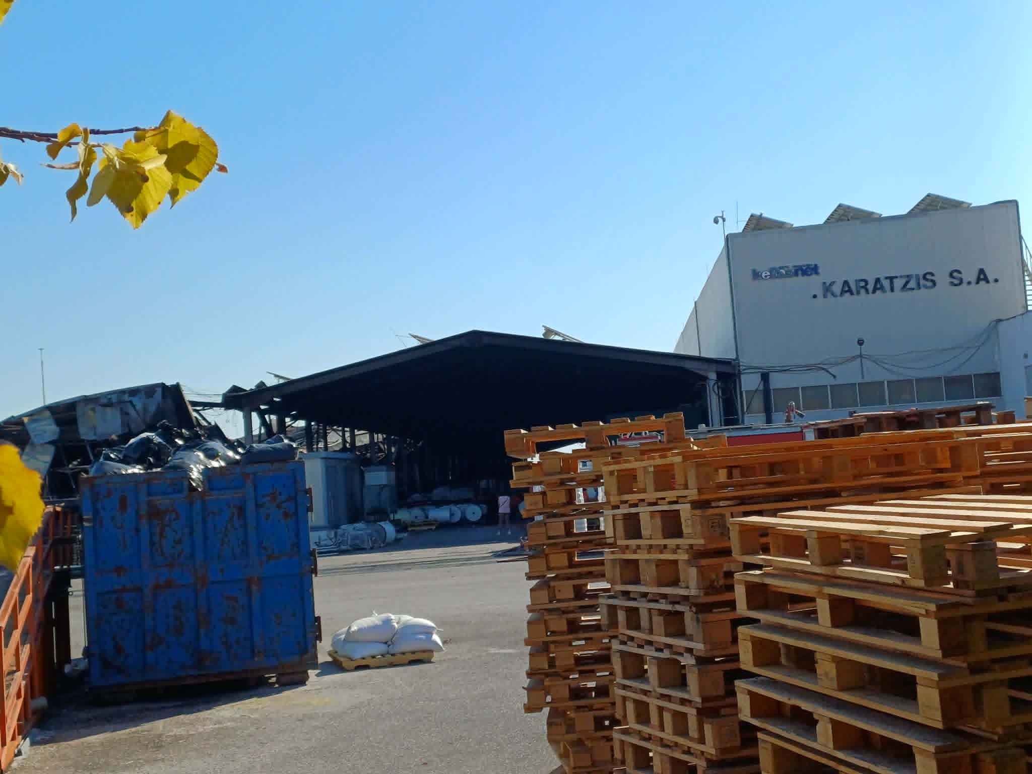 Κατασβέστηκε η φωτιά στο εργοστάσιο Καράτζη μετά από ολονύχτια μάχη με τις φλόγες 40 πυροσβεστών (ΦΩΤΟ)