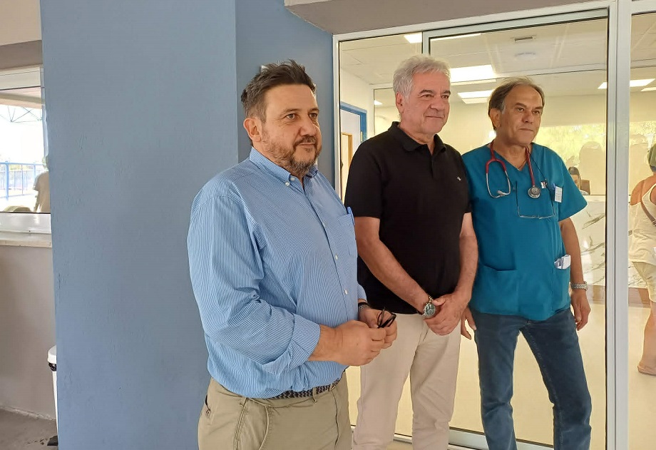 «Σφηνώνουν» ασθενοφόρα στα ανακαινισμένα Επείγοντα του ΓΝΛ! (ΦΩTO)