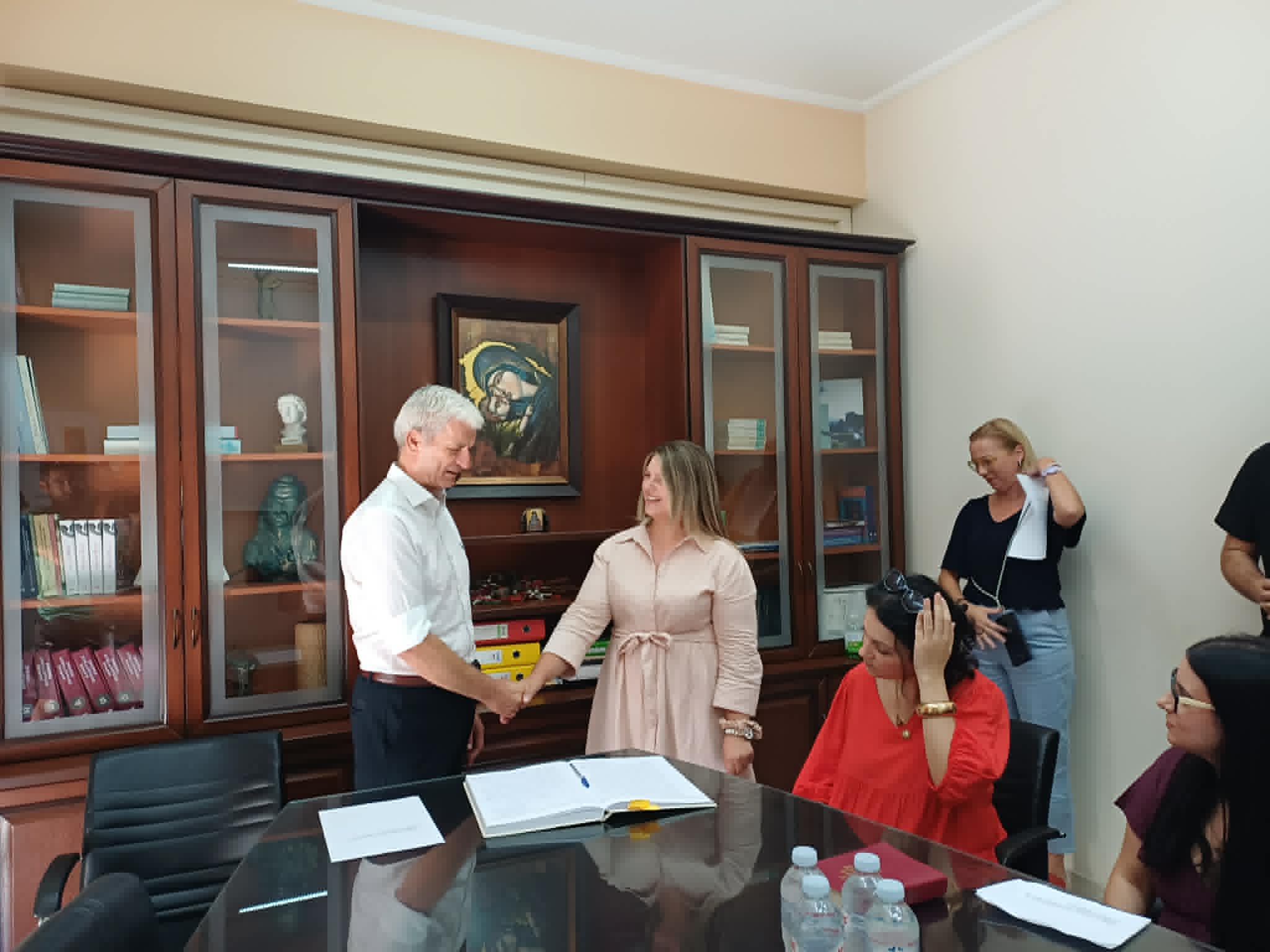 Ορκίστηκαν στα γραφεία της Δευτεροβάθμιας Λάρισας οι νεοδιόριστοι εκπαιδευτικοί (ΦΩΤΟ+video)