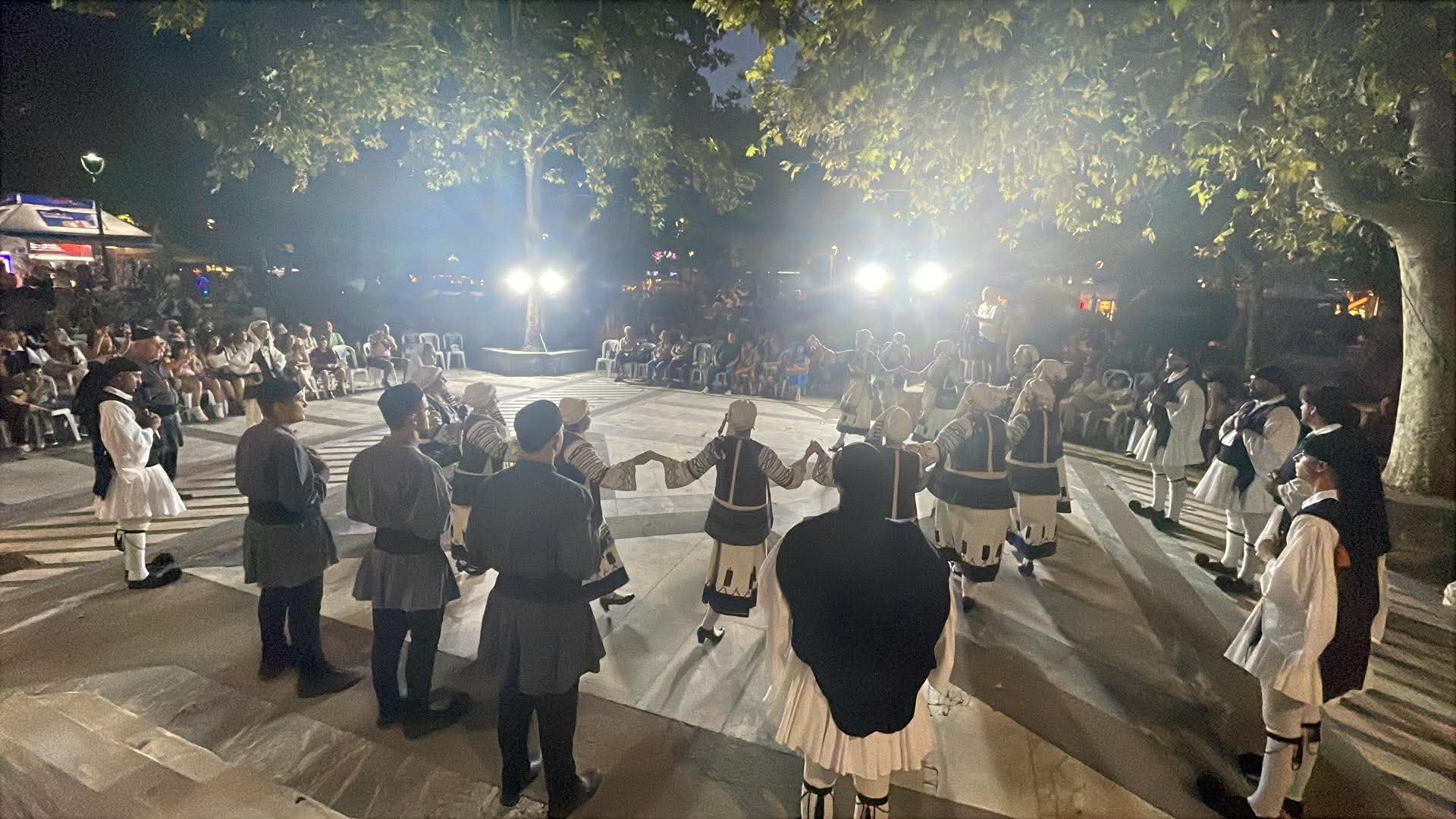 Με χορό και μουσική πλημμύρισε η πλατεία Ταχυδρομείου στη Λάρισα (ΦΩΤΟ)