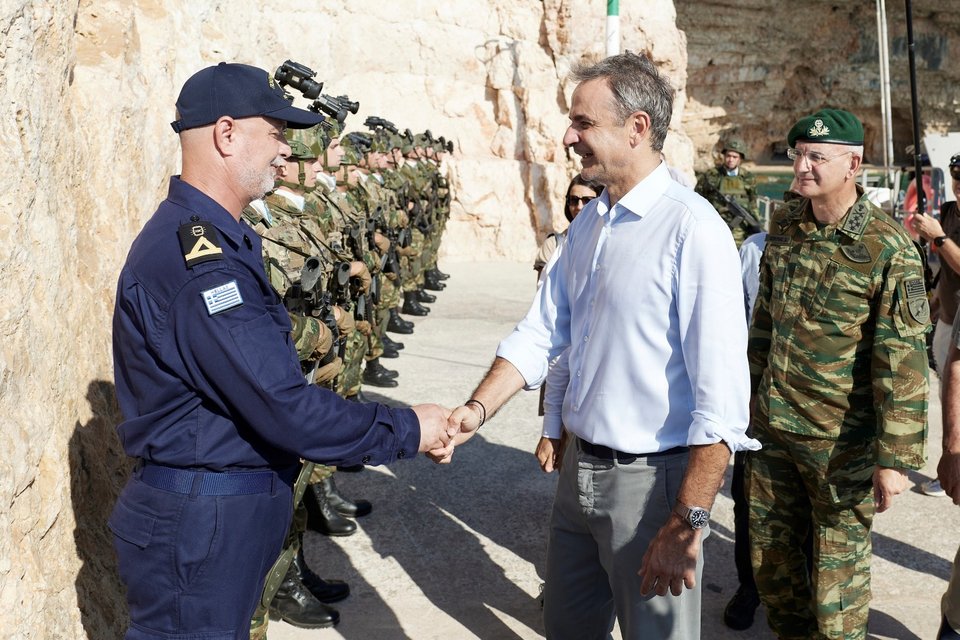 Στις μικρονήσους Ρω και Στογγυλή ο Κυριάκος Μητσοτάκης: Επισκέφθηκε φυλάκια και κατέθεσε στεφάνι