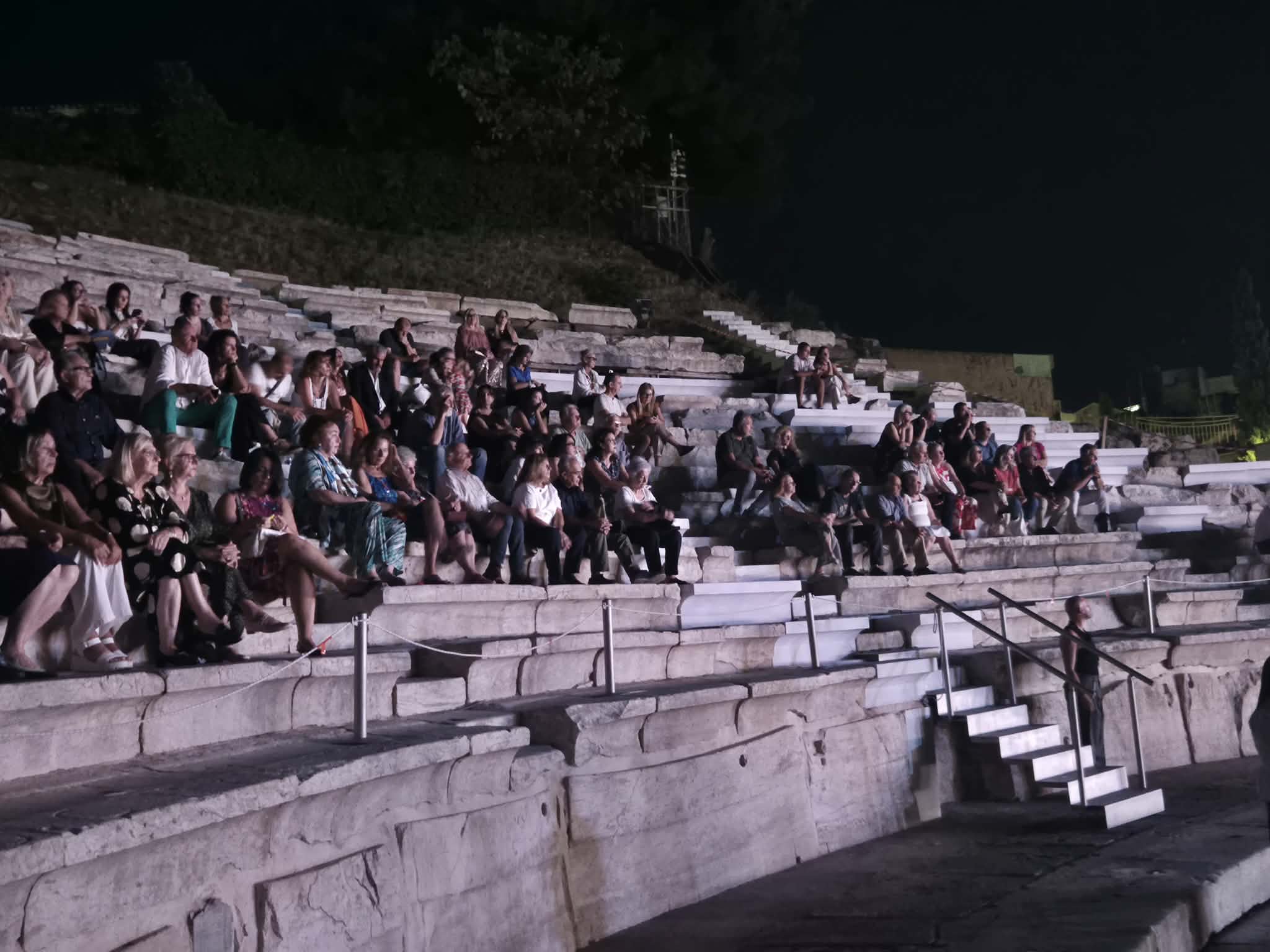 «Ιπποκράτεια Ορκική Ηθική»: Η βροχή δεν εμπόδισε τη μεγάλη προσέλευση στο Αρχαίο Θέατρο Λάρισας (ΦΩΤΟ+ video)