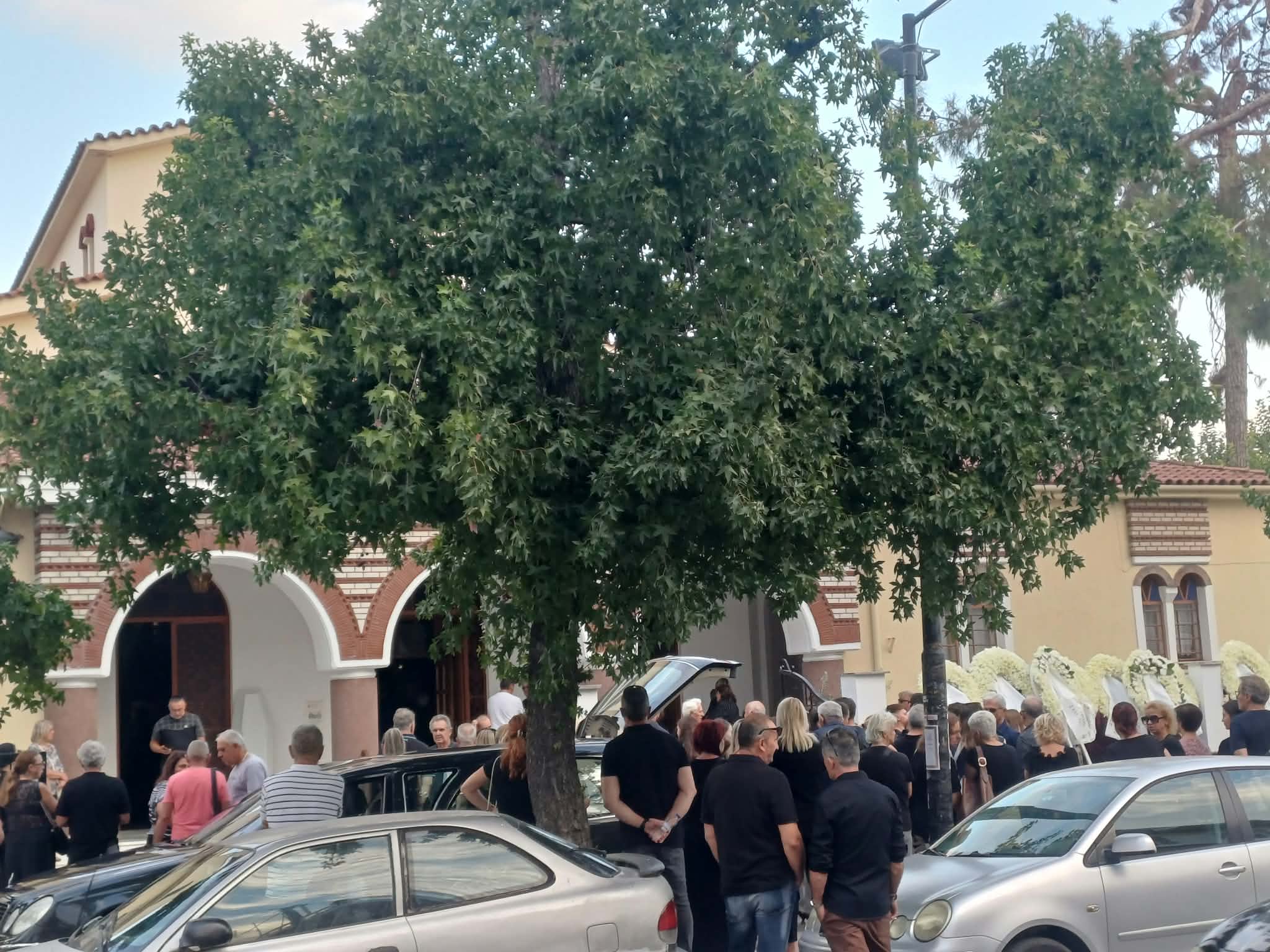 Απέραντη θλίψη το απόγευμα στο τελευταίο «αντίο» για τον 14χρονο Κωνσταντίνο Χολέβα