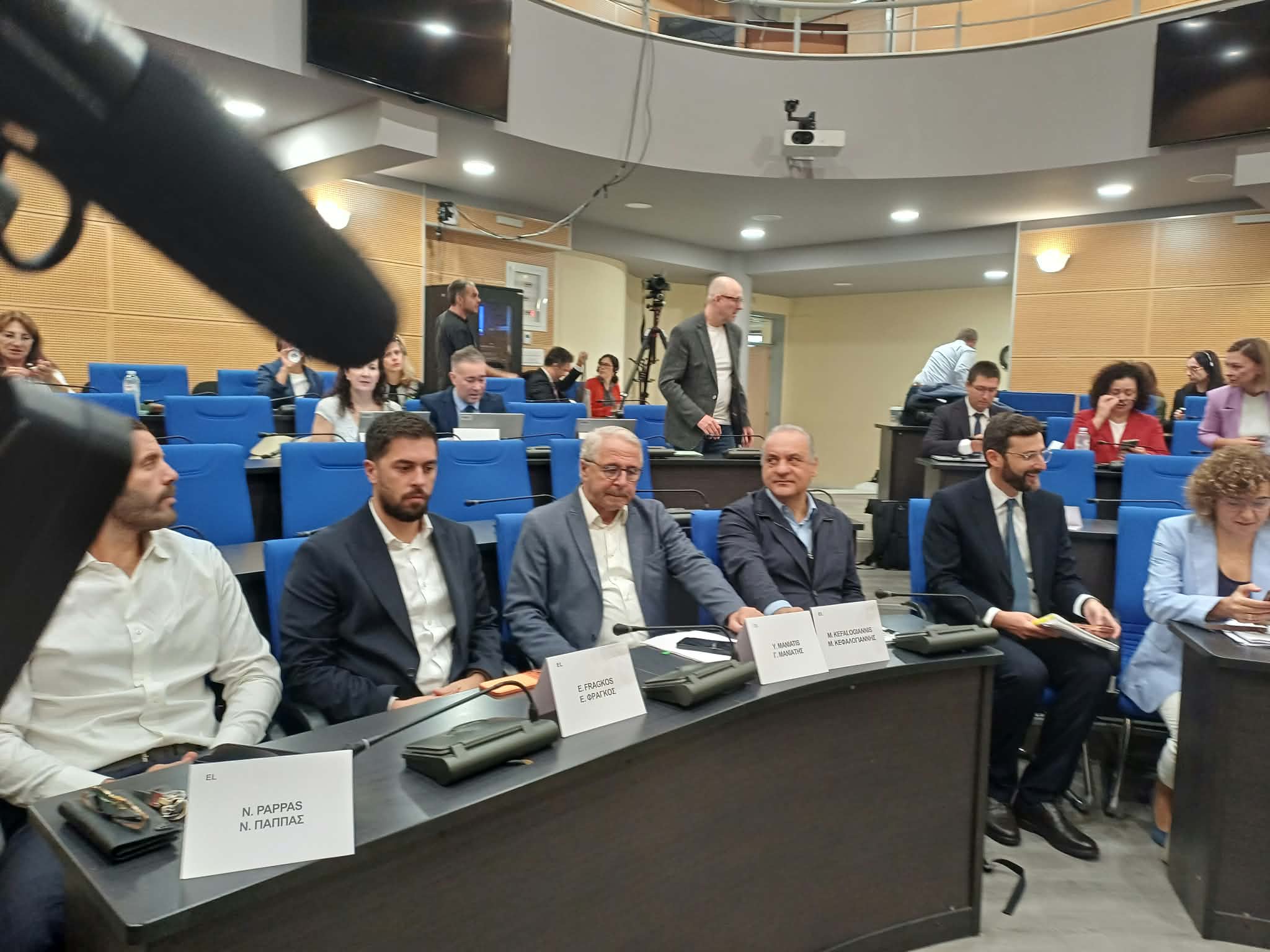 Κλειστή σύσκεψη στην περιφέρεια του Κουρέτα με τους ευρωβουλευτές (ΦΩΤΟ)