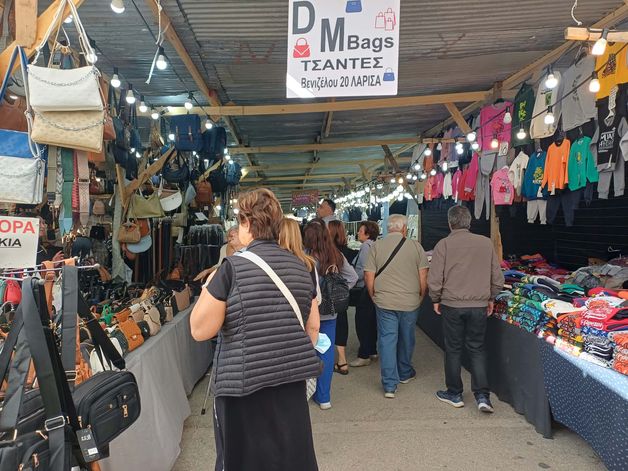 Κοσμοσυρροή στο παζάρι της Λάρισας ακόμη και τις πρωινές ώρες (ΦΩΤΟ)
