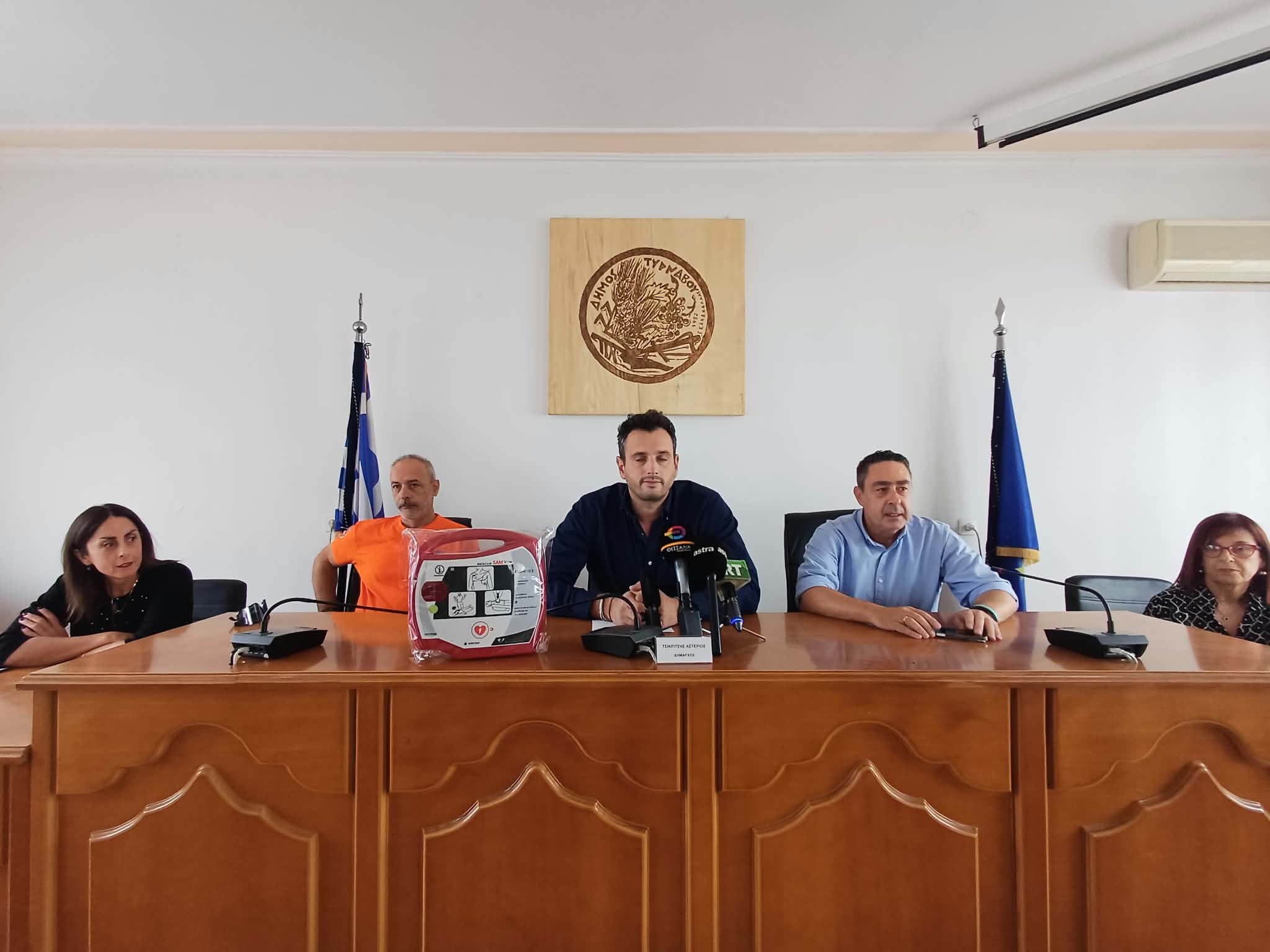 Ο δήμαρχς Τυρνάβου διένειμε δέκα απινιδωρ=τές σε δομές Υγείας και κοινότητες του Δήμου (ΦΩΤΟ)