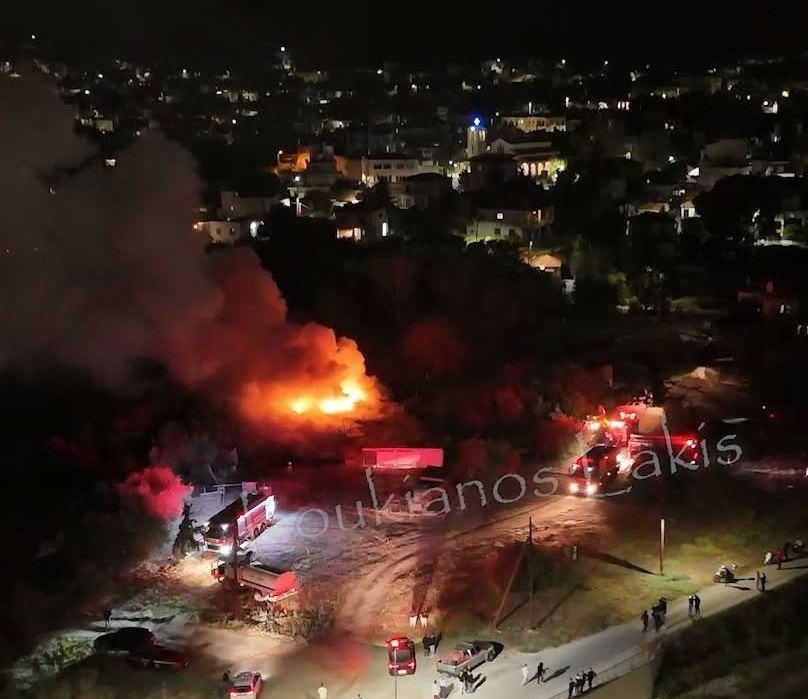 Σκέπασε τον ουρανό του Βόλου η φωτιά σε μάντρα ελαστικών στην Αγία Παρασκευή- μήνυση Μπέου στον ιδιοκτήτη