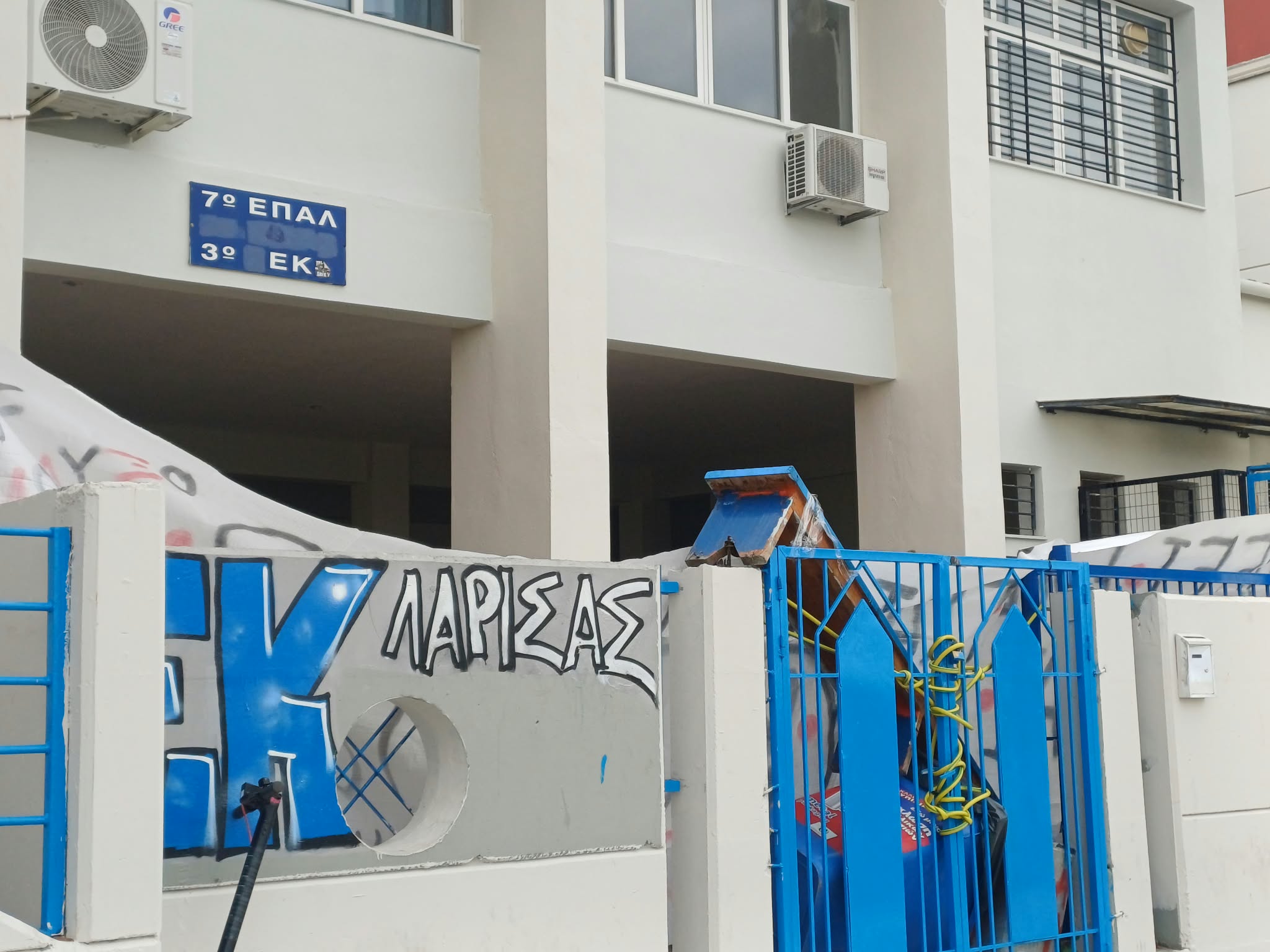 Άγνωστοι κλείδωσαν τις εισόδους του 7ου ΕΠΑΛ Λάρισας (ΦΩΤΟ)