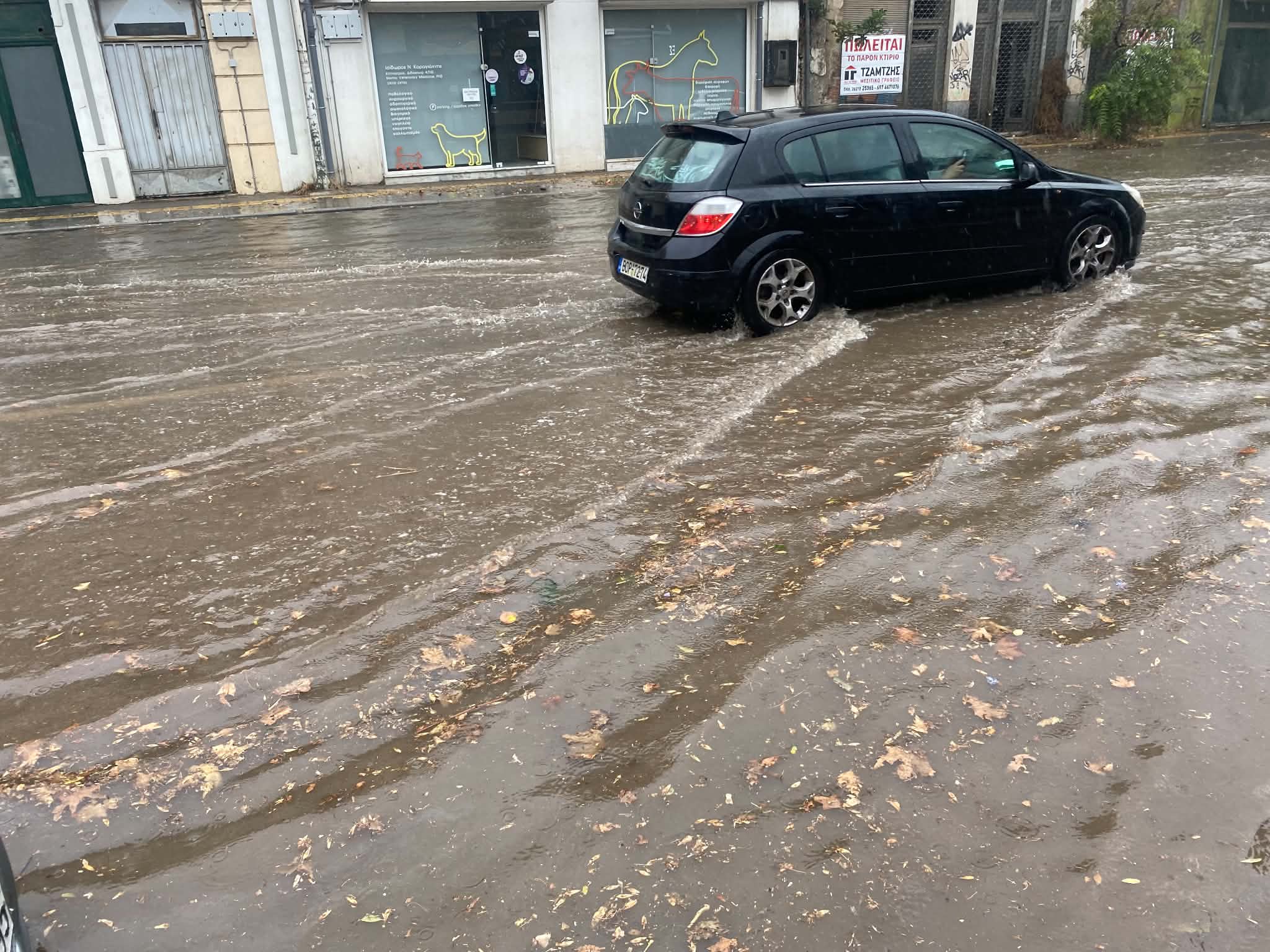 Βόλος: Ισχυρή καταιγίδα με χαλάζι – Ποτάμια οι δρόμοι σε Γρηγορίου Λαμπράκη και Παλιό Λιμεναρχείο (ΦΩΤΟ+video)