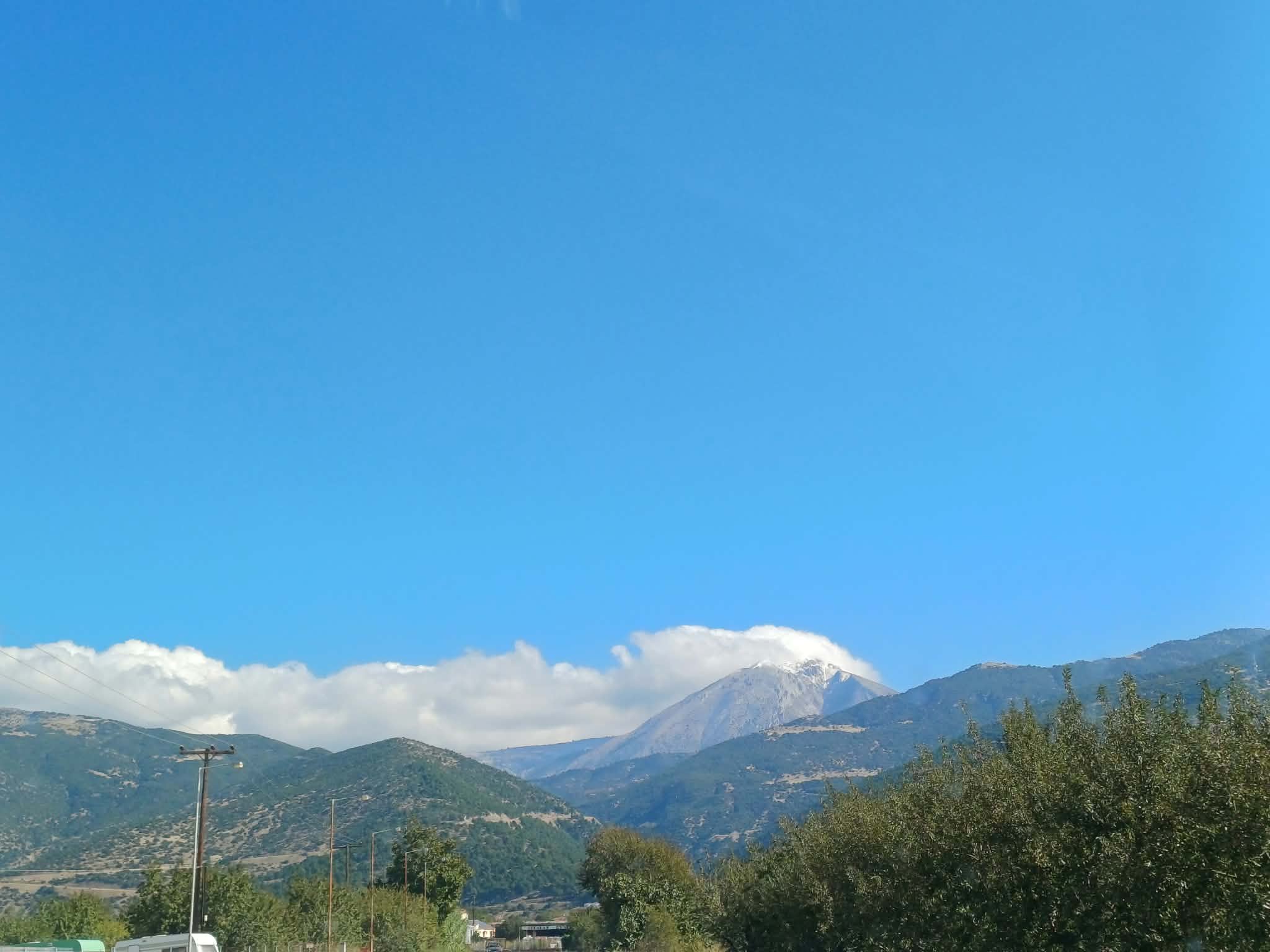 Τα πρώτα χιόνια στον Κίσσαβο – Το βουνό φόρεσε τα λευκά και προμηνύει τον χειμώνα (ΦΩΤΟ)