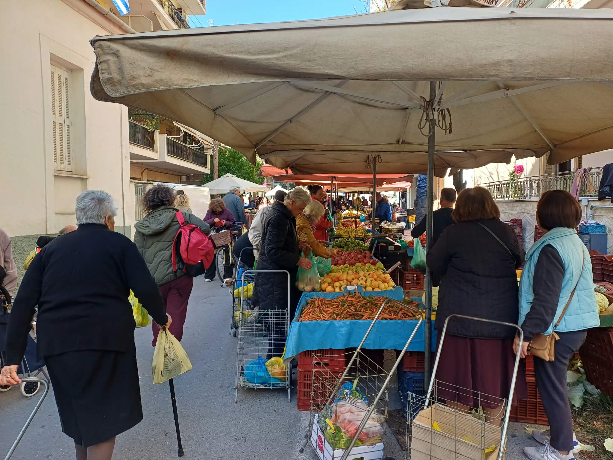 Λαϊκή αγορά Λάρισας: Μισθοί και συντάξεις φτάνουν για τις πρώτες 15 ημέρες – Επανήλθε το «τεφτέρι»