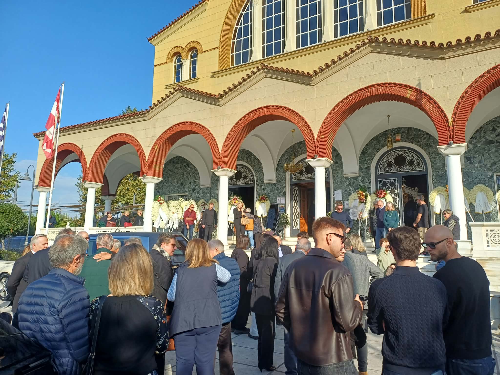 Σε κλίμα βαθιάς οδύνης το τελευταίο αντίο στον Δημήτρη Καραμπάτσα στη Λάρισα (ΦΩΤΟ)