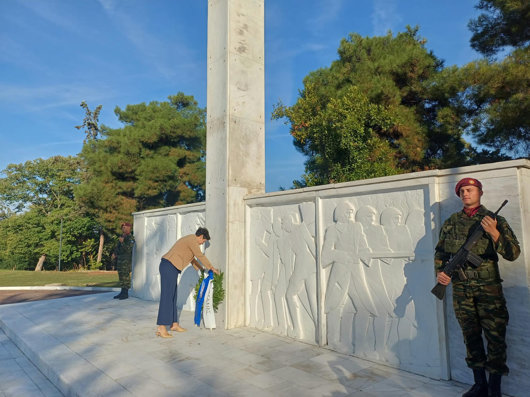 Λάρισα: Κατάθεση στεφάνων για την επέτειο ίδρυσης του ΟΗΕ (ΦΩΤΟ+video)
