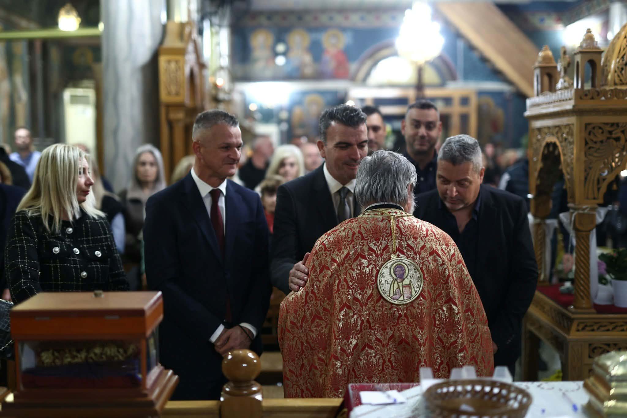 Πλήθος πιστών στον πανηγυρικό Εσπερινό του Αγίου Δημητρίου στη Νέα Σμύρνη Λάρισας (ΦΩΤΟ)