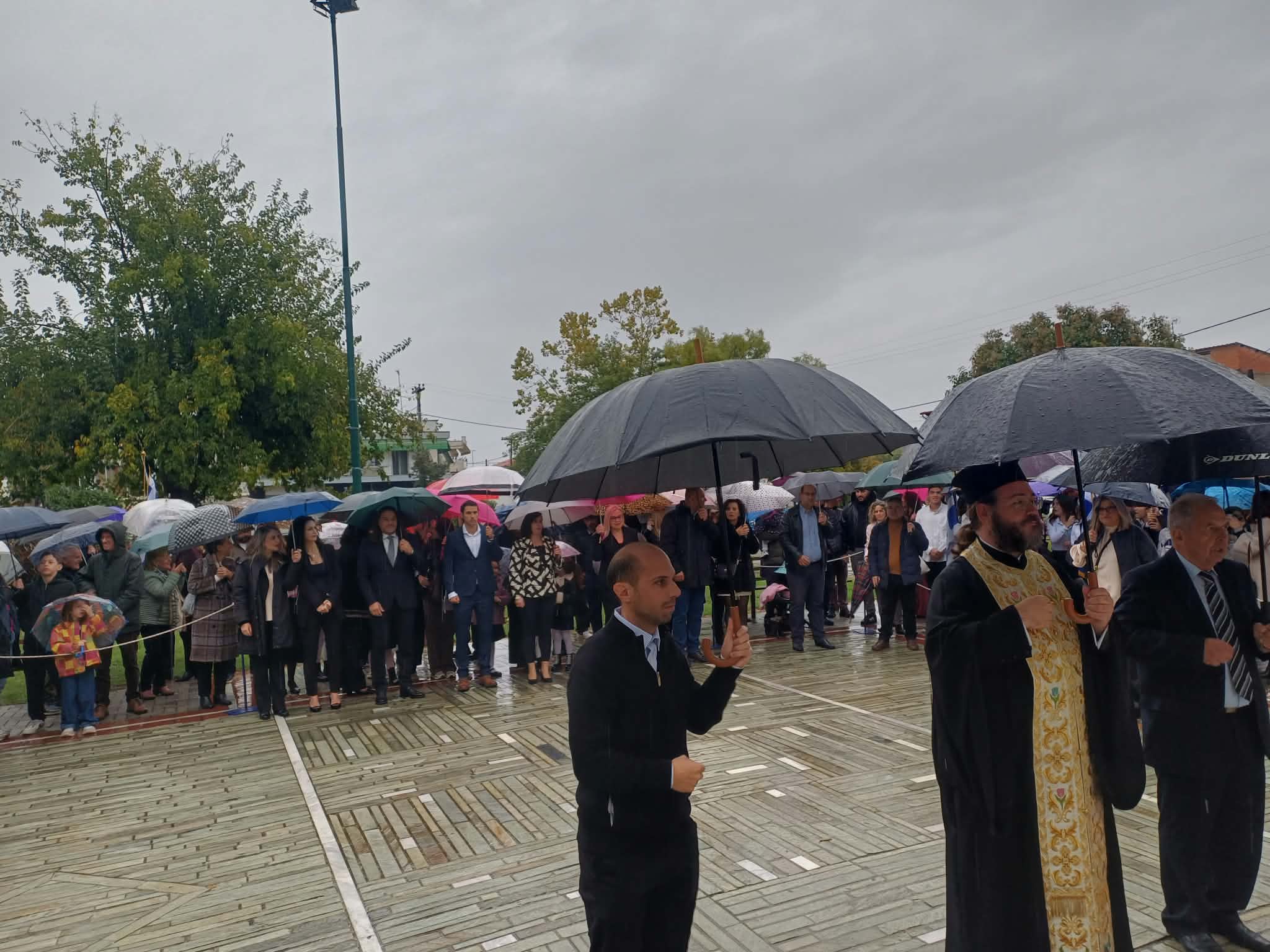Λαρισα: Δεν πρόλαβε να παρελάσει σημαιοφόρος ο μικρός μαχητής της ζωής - ΦΩΤΟ 3 Δεν έγινε η παρέλαση στη Γιάννουλη – Δεν πρόλαβε να παρελάσει σημαιοφόρος ο Στέφανος, ο μικρός μαχητής της ζωής (ΦΩΤΟ+video)