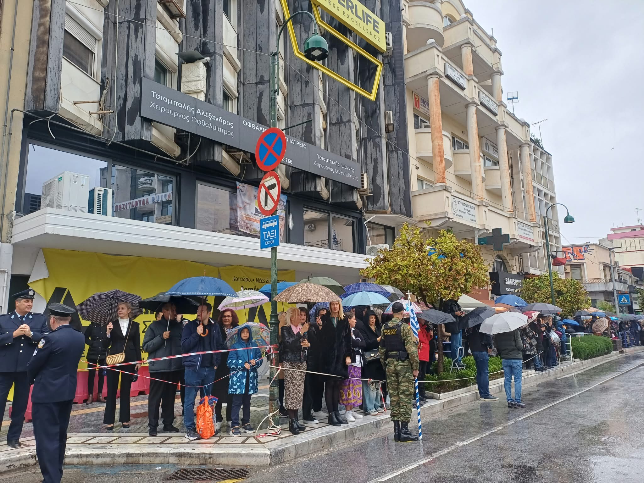 Φωτογραφικά κλικς από την παρέλαση υπό βροχή στη Λάρισα (ΦΩΤΟ)