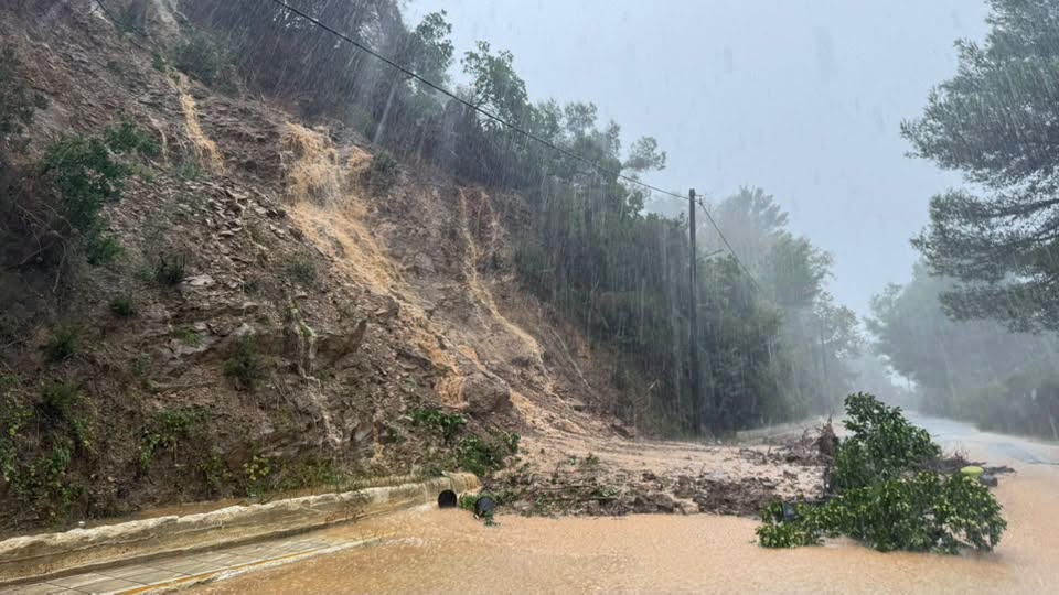 Πλημμύρες και κατολισθήσεις στη Σκιάθο - Έκλεισε ο δρόμος προς Πλατανιά