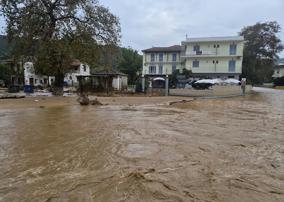 Πλατανιάς Πηλίου: Επιχείρηση της ΕΜΑΚ για τον απεγκλωβισμό κατοίκου -Περίπου 50 άτομα έχουν αποκοπεί