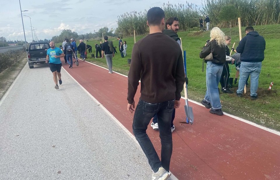 «Ρίζες» συνεργασίας για μια πιο πράσινη Λάρισα – Η Μέλισσα Κίκιζας και ο Δήμος φυτεύουν το μέλλον στον Πηνειό (ΦΩΤΟ)