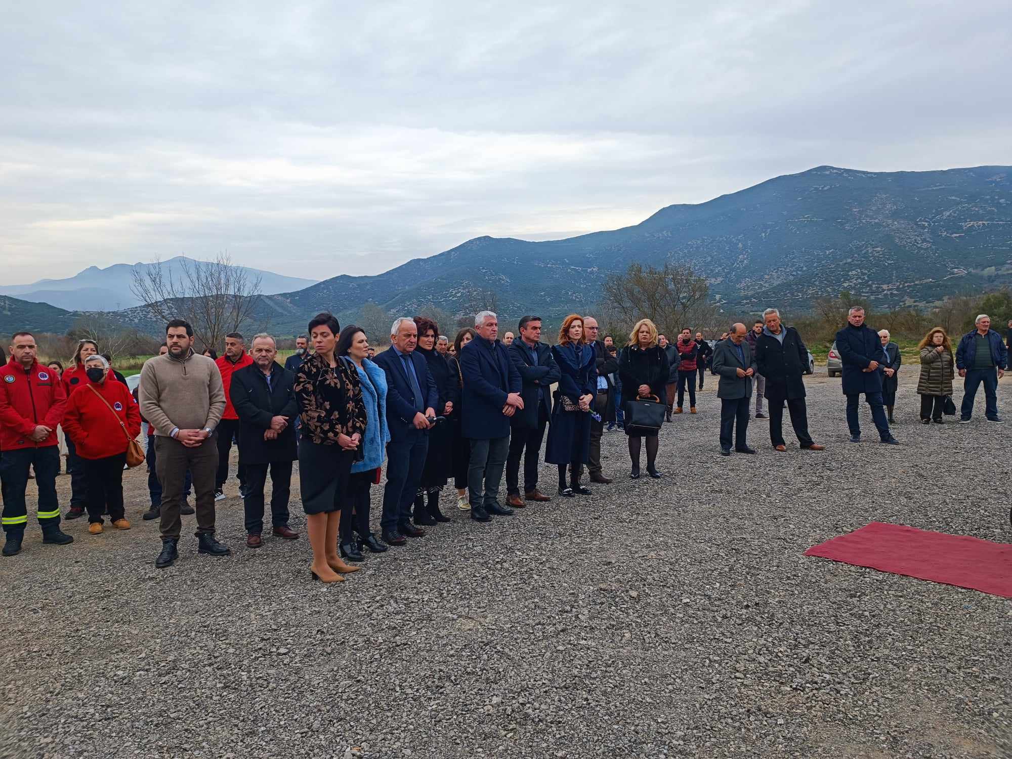 Ράγισαν και οι πέτρες στο ετήσιο μνημόσυνο για τους 57 νεκρούς των Τεμπών (ΦΩΤΟ)