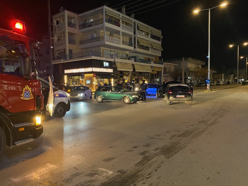 Τροχαίο με σύγκρουση δύο ΙΧ στη Λάρισα- τραυματίστηκε η οδηγός του ενός (ΦΩΤΟ)