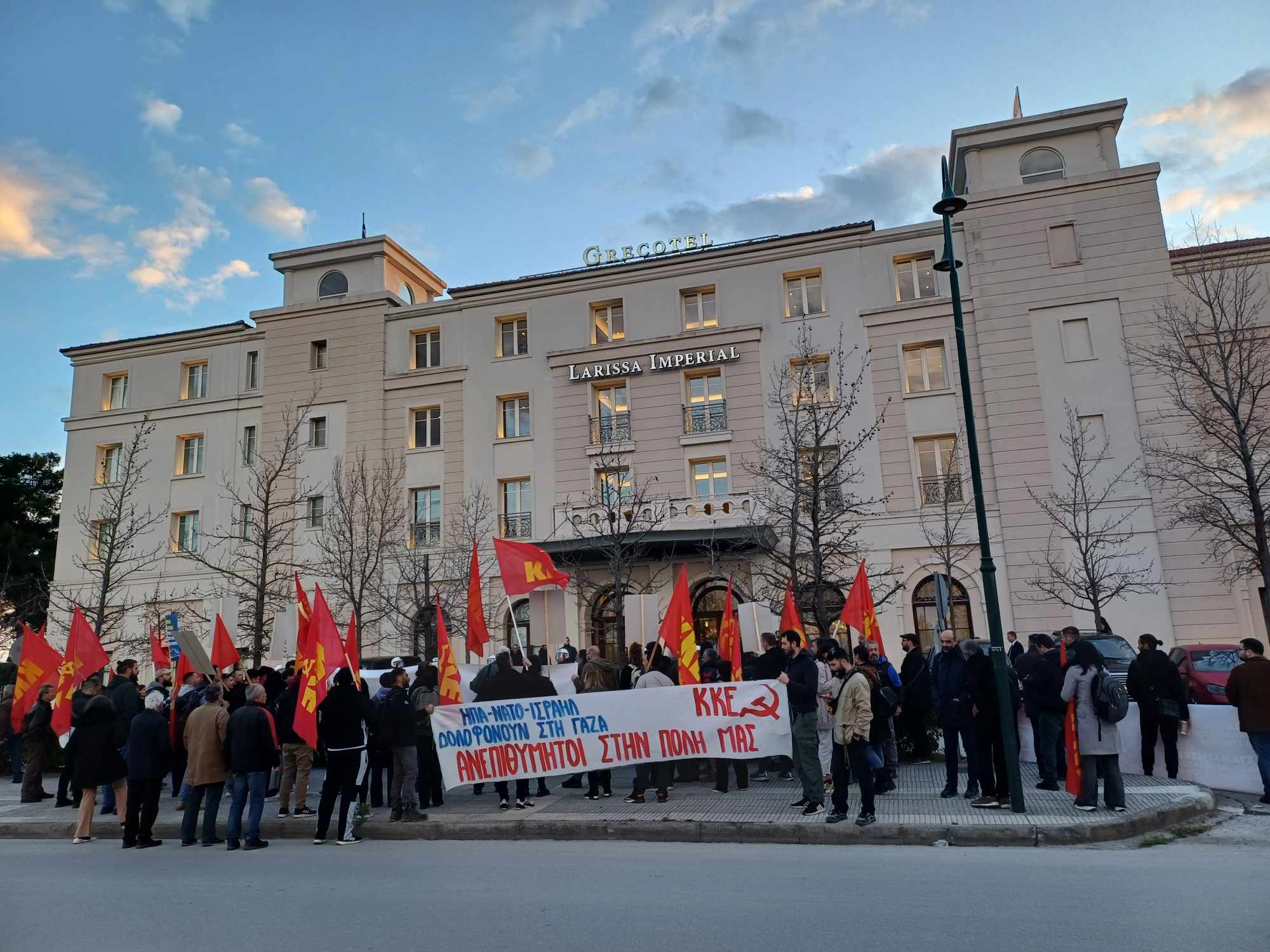 Συγκέντρωση διαμαρτυυρίας έξω από το Imperial στη Λάρισα λίγο πριν την άφιξη του αμερικανού πρέσβη (ΦΩΤΟ+video)