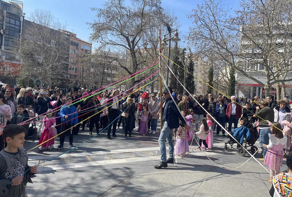 «Έπλεξαν» το Γαϊτανάκι στην Κεντρική πλατεία της Λάρισας (ΦΩΤΟ)