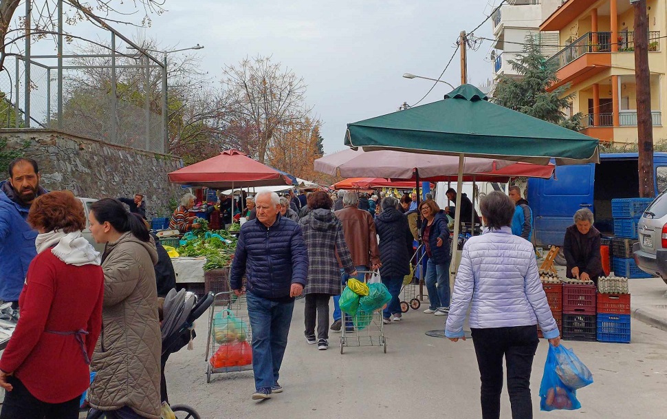 Κίνηση στη Λαϊκή της Τρίτης στο σταθμό στη Λάρισα, αλλά ο κόσμος ψωνίζει μόνο τα απαραίτητα