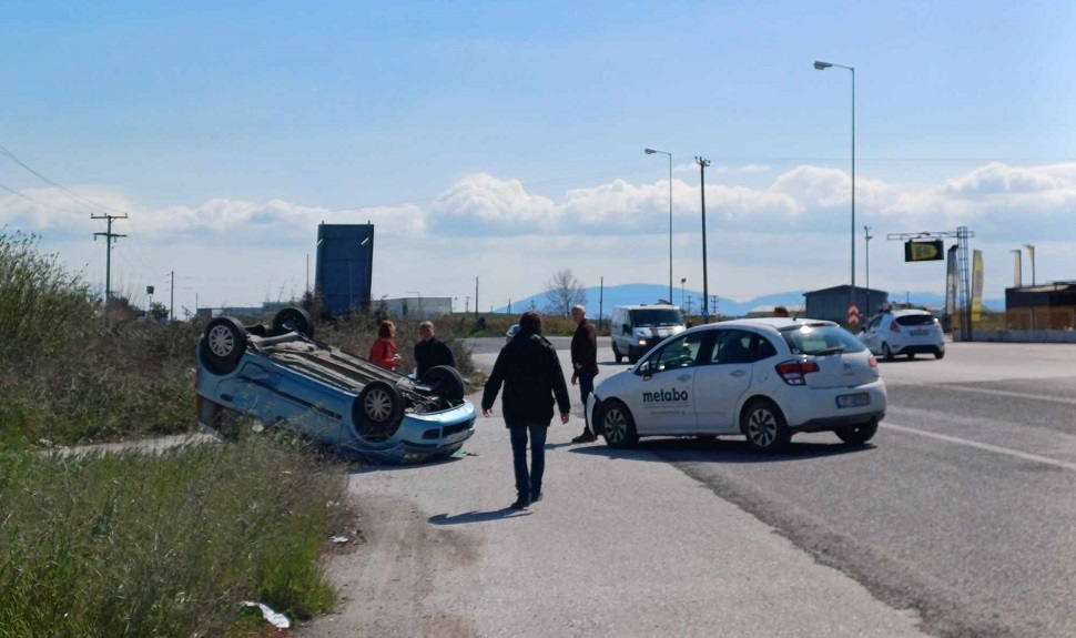 ενματικό τροχαίο στην ΠΕΟ Λαρ΄ίσης- Αθηνών -επειτα από σύγκρουση δύο ΙΧ (ΦΩΤΟ)