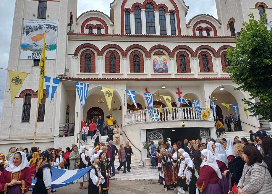 Πλήθος πιστών στη λιτανεία της Ιεαράς εικόνς της Ζωοδόχου Πηγής στη Λάρισα (ΦΩΤΟ)