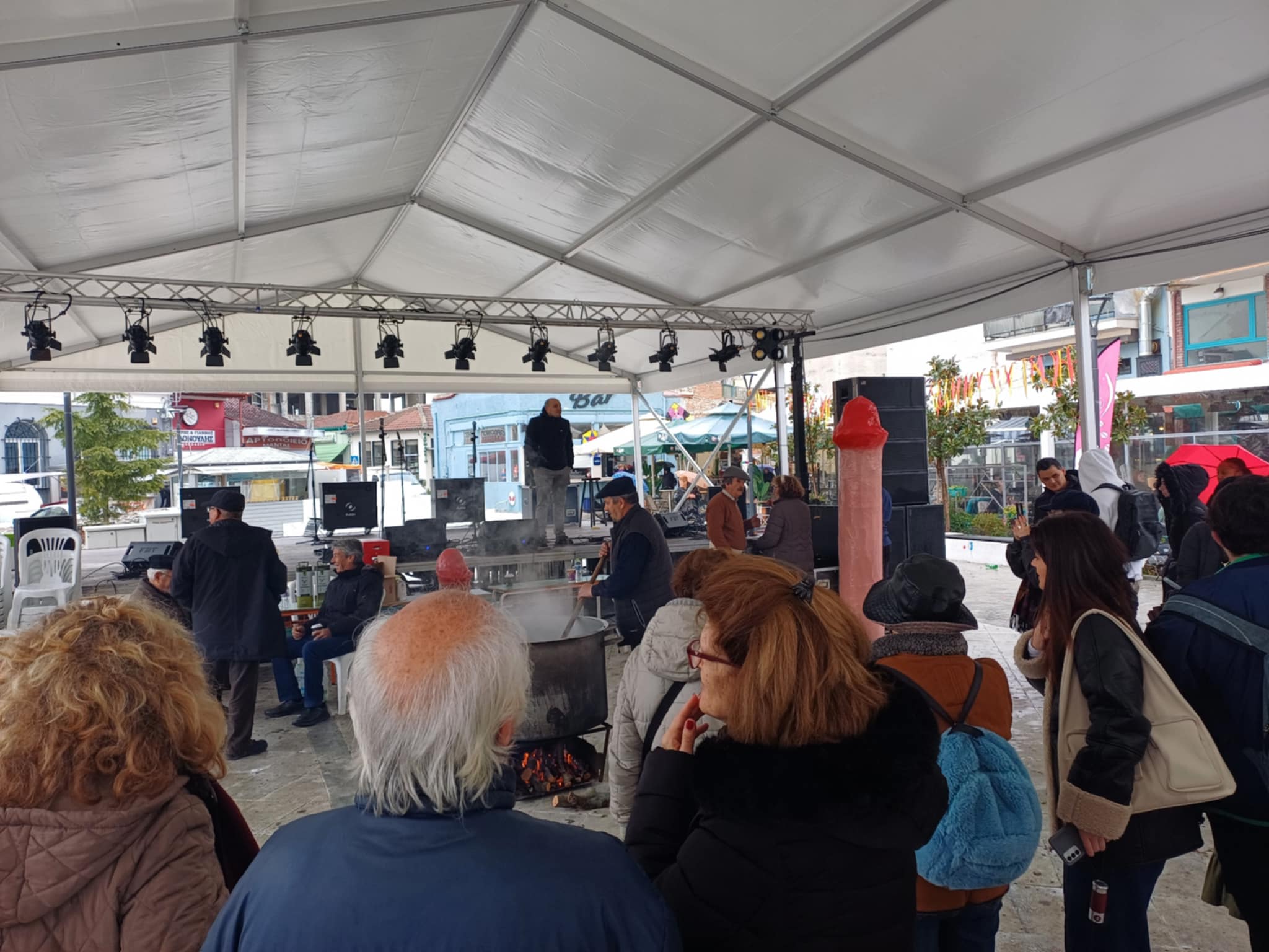 Αναβιώνει σήμερα Καθαρά Δευτέρα παρά τη βροχή το μπουρανί στον Τύρναβο (ΦΩΤΟ)