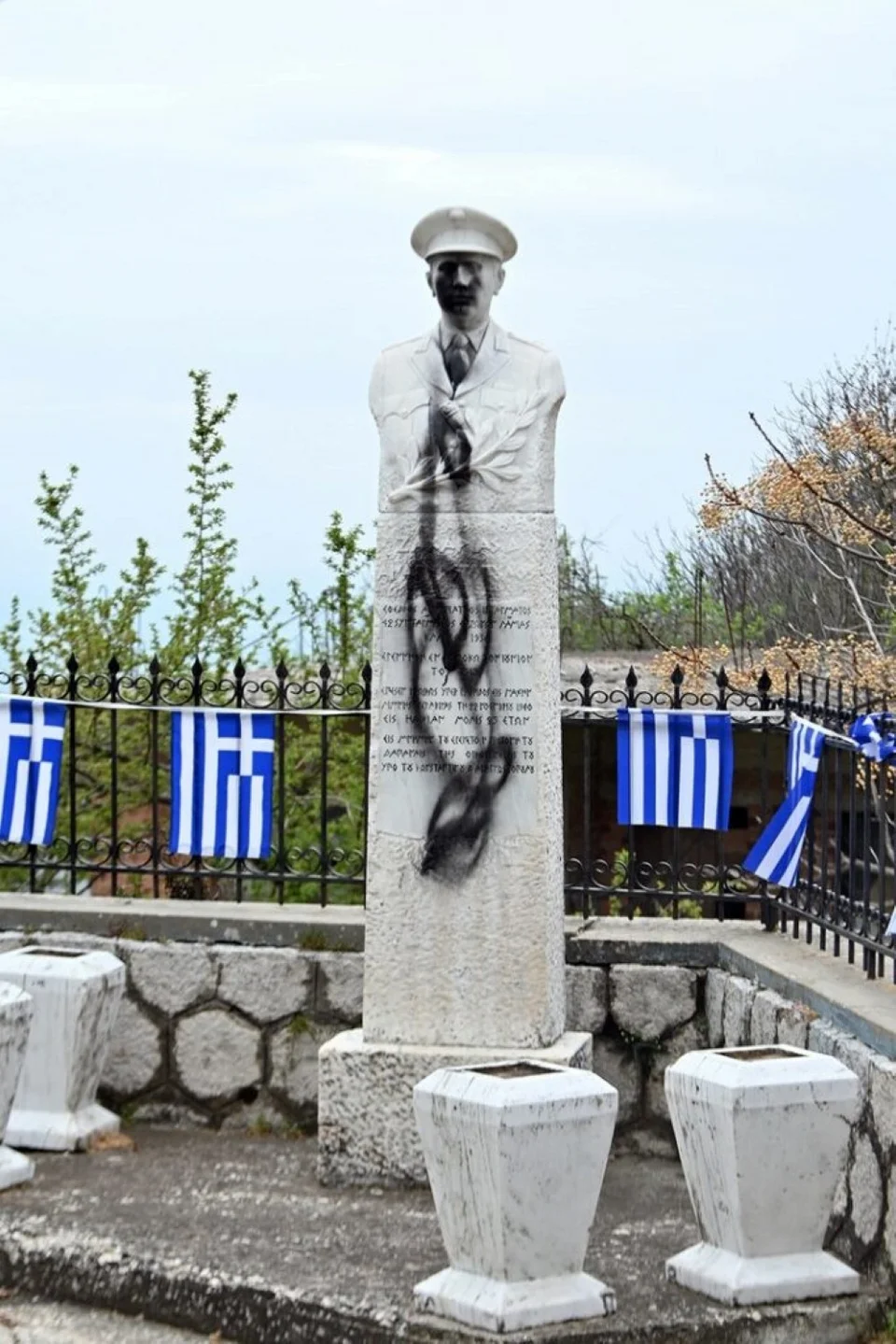 Άγνωστοι βανδάλισαν το Μνημείο Ηρώων στον Δομοκό -Αναζητούνται από τις Αρχές [εικόνες]