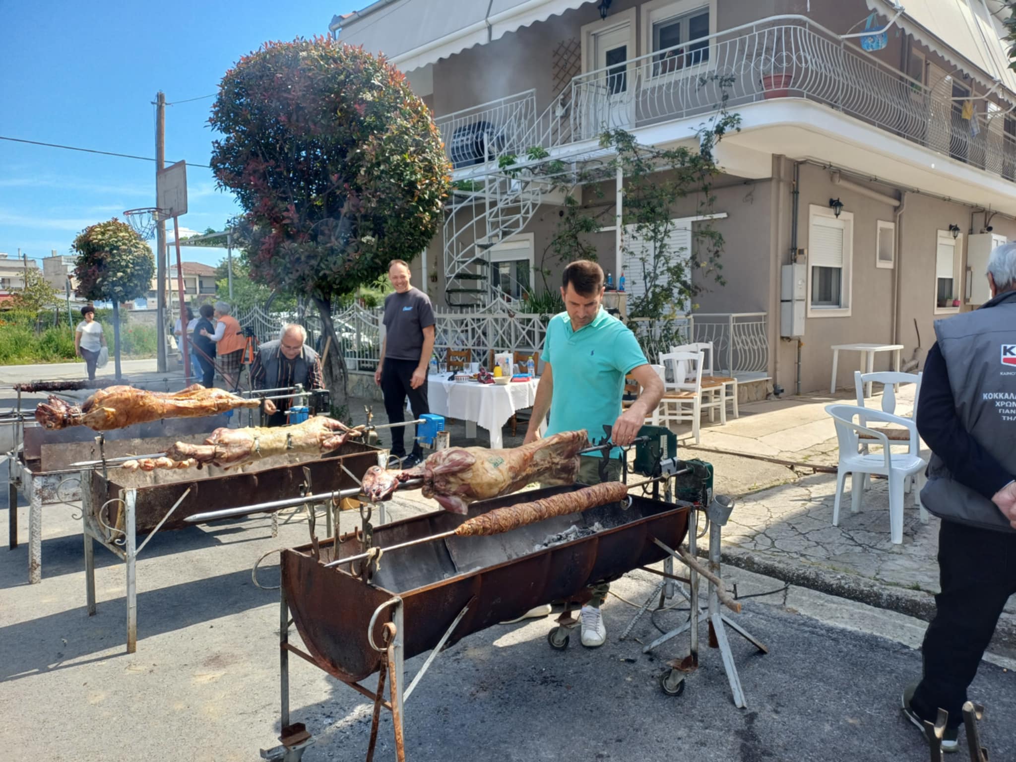 Πασχαλινό οικογενειακό γλέντι στη Γιάννουλη με αρνί, κοκορέτσι και χορό (ΦΩΤΟ-ΒΙΙΝΤΕΟ)