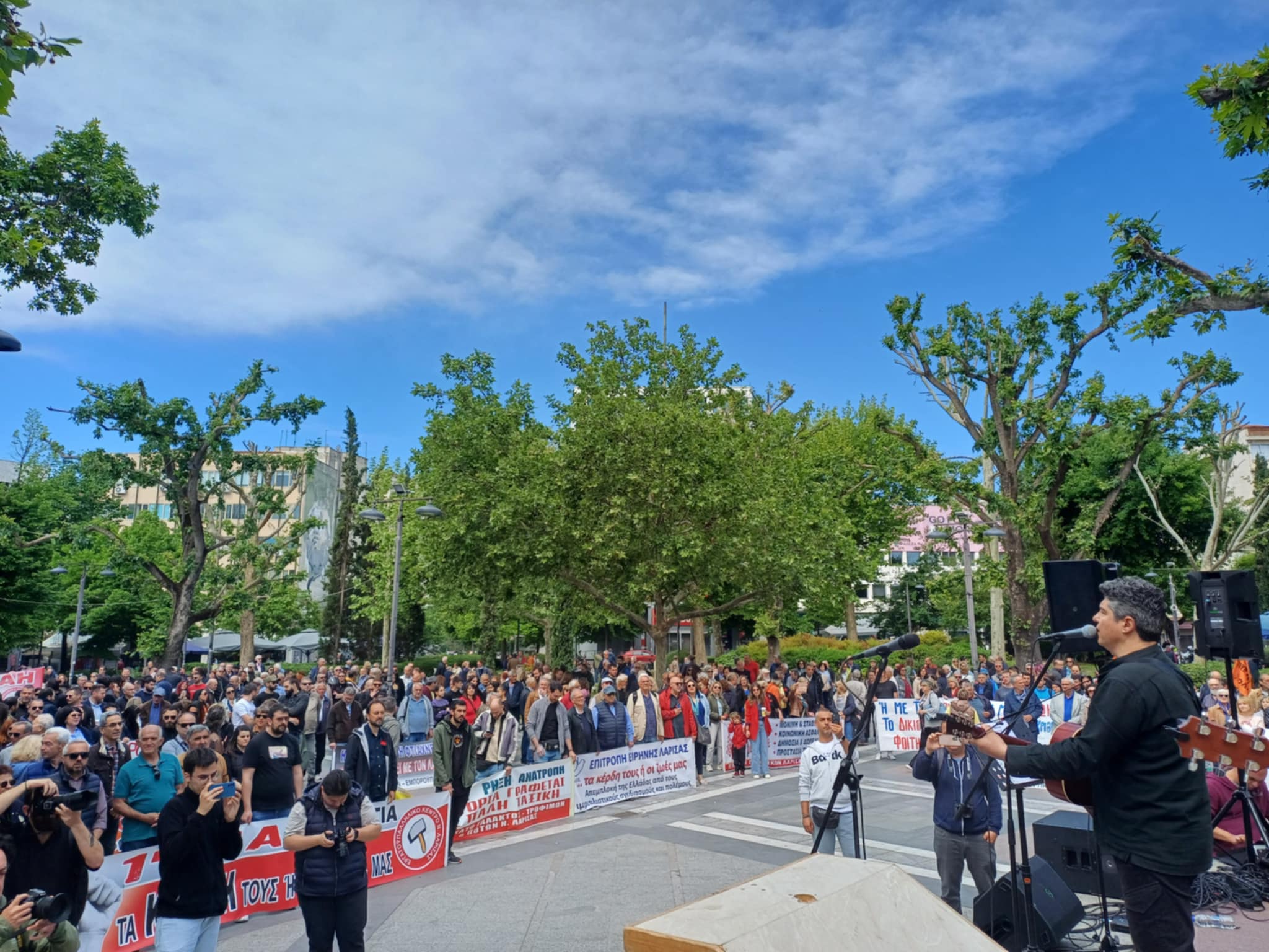 ” Η Πρωτομαγιά δεν είναι αργία, είναι απεργία” -μεγαλη απεργιακή συγκέντρωση στην κεντρική πλατεία της Λάρισας (ΦΩΤΟ+video)