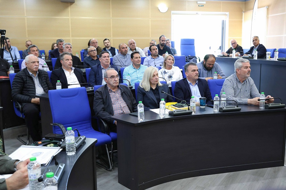 Ευρεία σύσκεψη υπό τον Ευ. Τουρνά: «Μέλημα να σβήνουμε τις φωτιές τη μέρα που ξεκινούν»