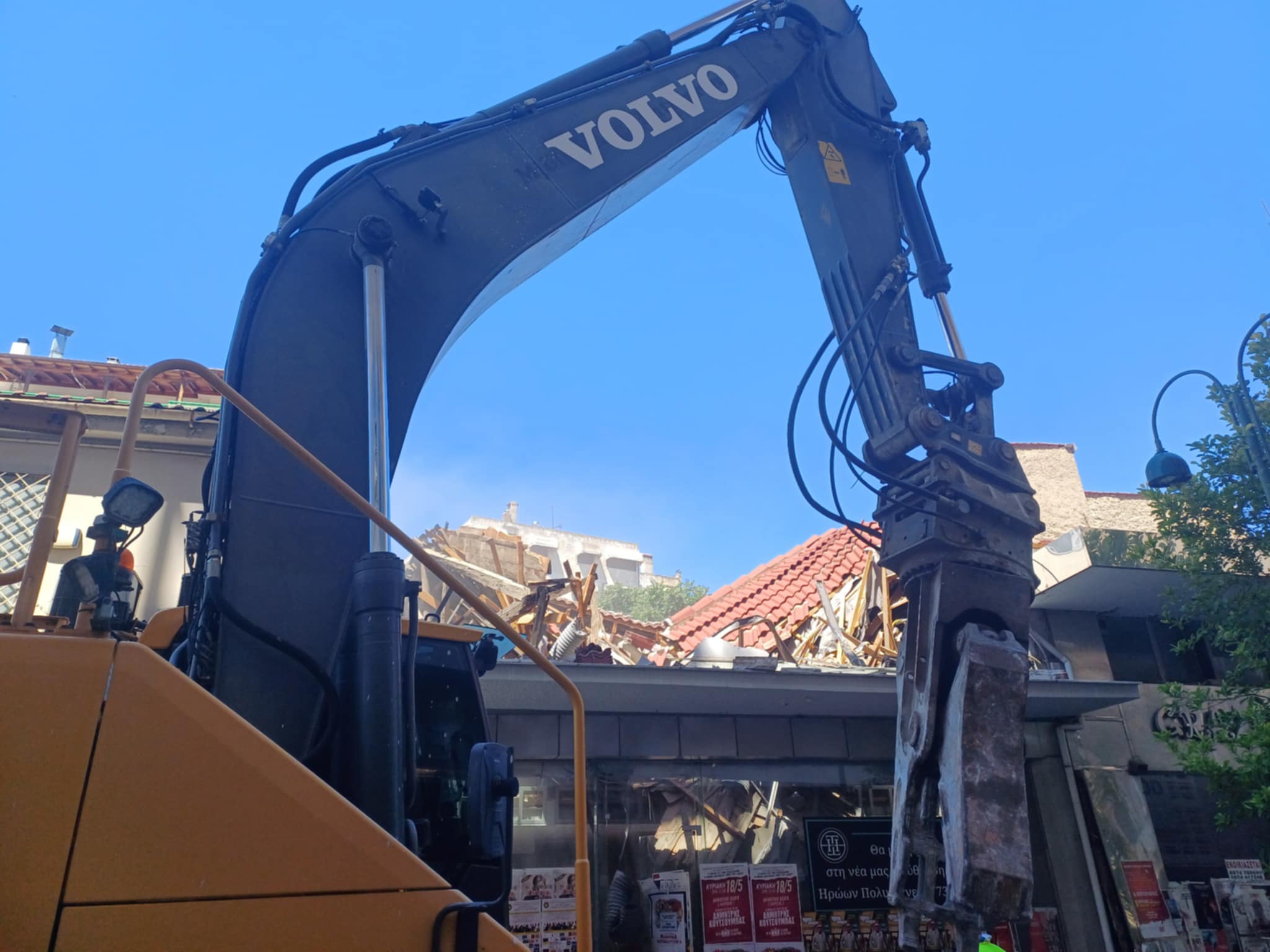 Ξεκίνησε η κατεδάφιση κτιρίων απέναντι από το αρχαίο θέατρο της Λάρισας (ΦΩΤΟ)