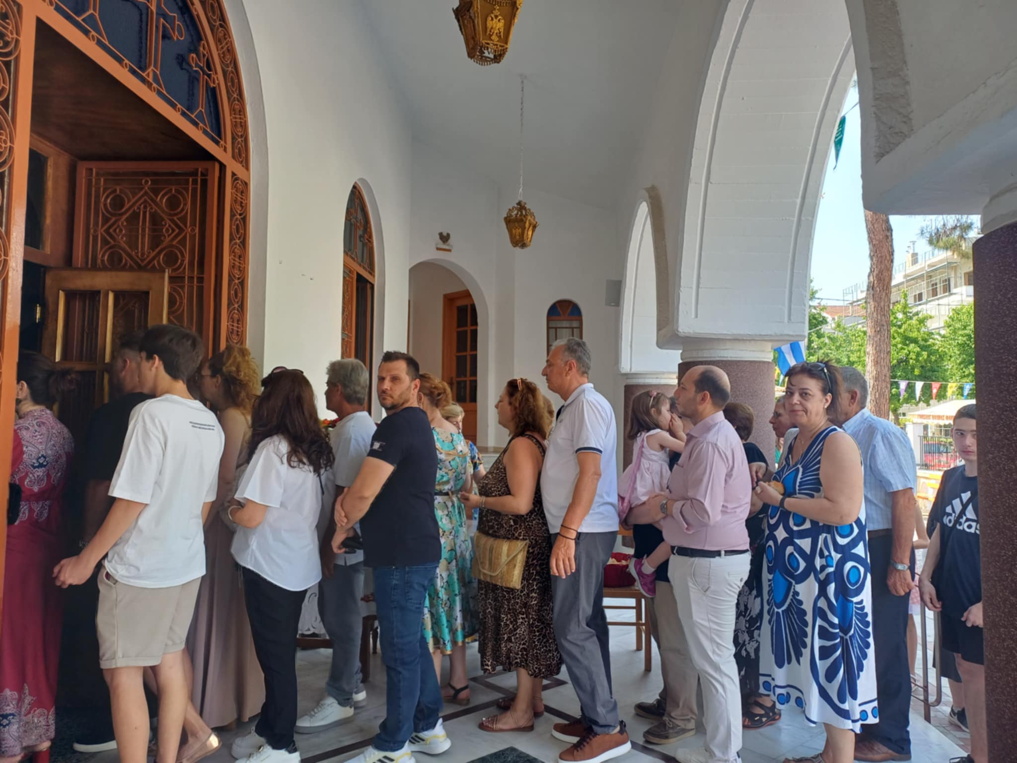 Πλήθος πιστών στην Αγία Τριάδα στη Φιλιππούπολη Λάρισας (ΦΩΤΟ)