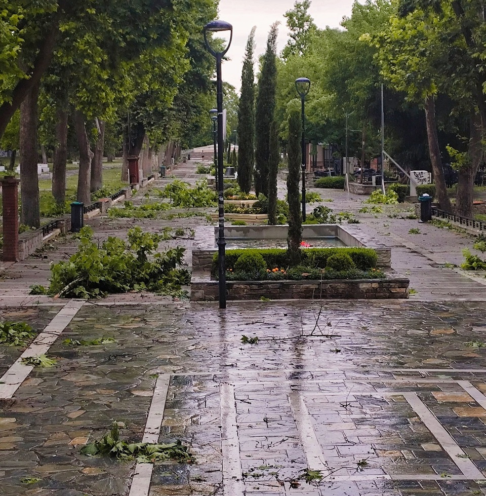 Βομβαρδισμένη πόλη η Λάρισα από το μπουρίνι: Φωτιά στην Καρδίτσης από κεραυνό, σπάσιμο δέντρων και ξήλωμα στεγών (ΦΩΤΟ)