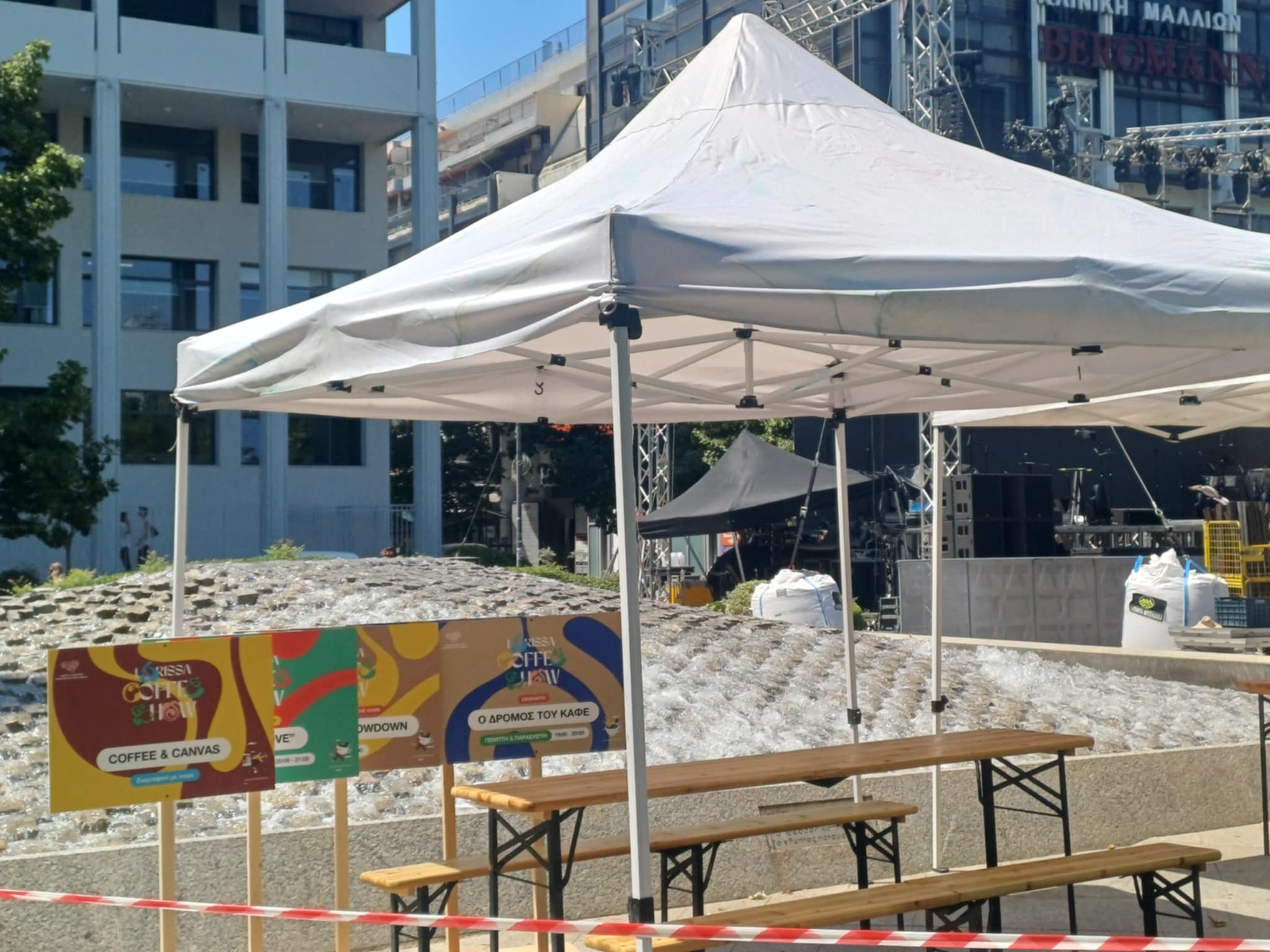 Όλα έτοιμα για την αποψινή συναυλία του Σάκη Ρουβά και την έναρξη του  Larissa Coffe Show (ΦΩΤΟ)