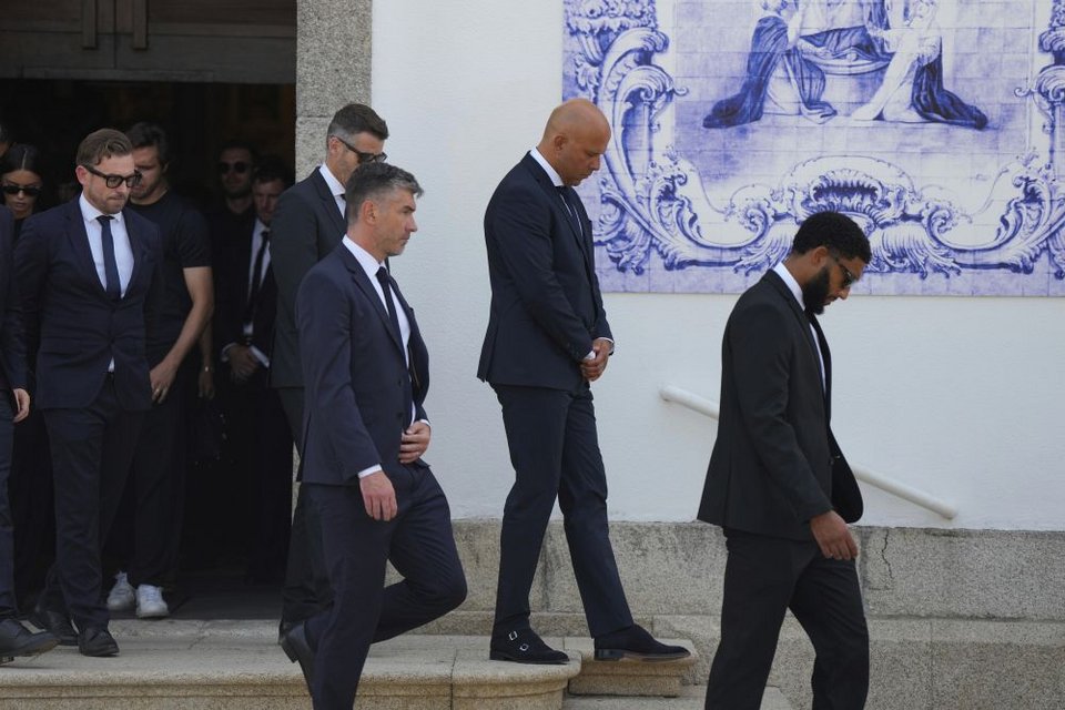 Ράγισαν καρδιές στην κηδεία του Ντιόγκο Ζότα -Σήκωσε το φέρετρο η σύζυγός του, λύγισαν οι συμπαίκτες του