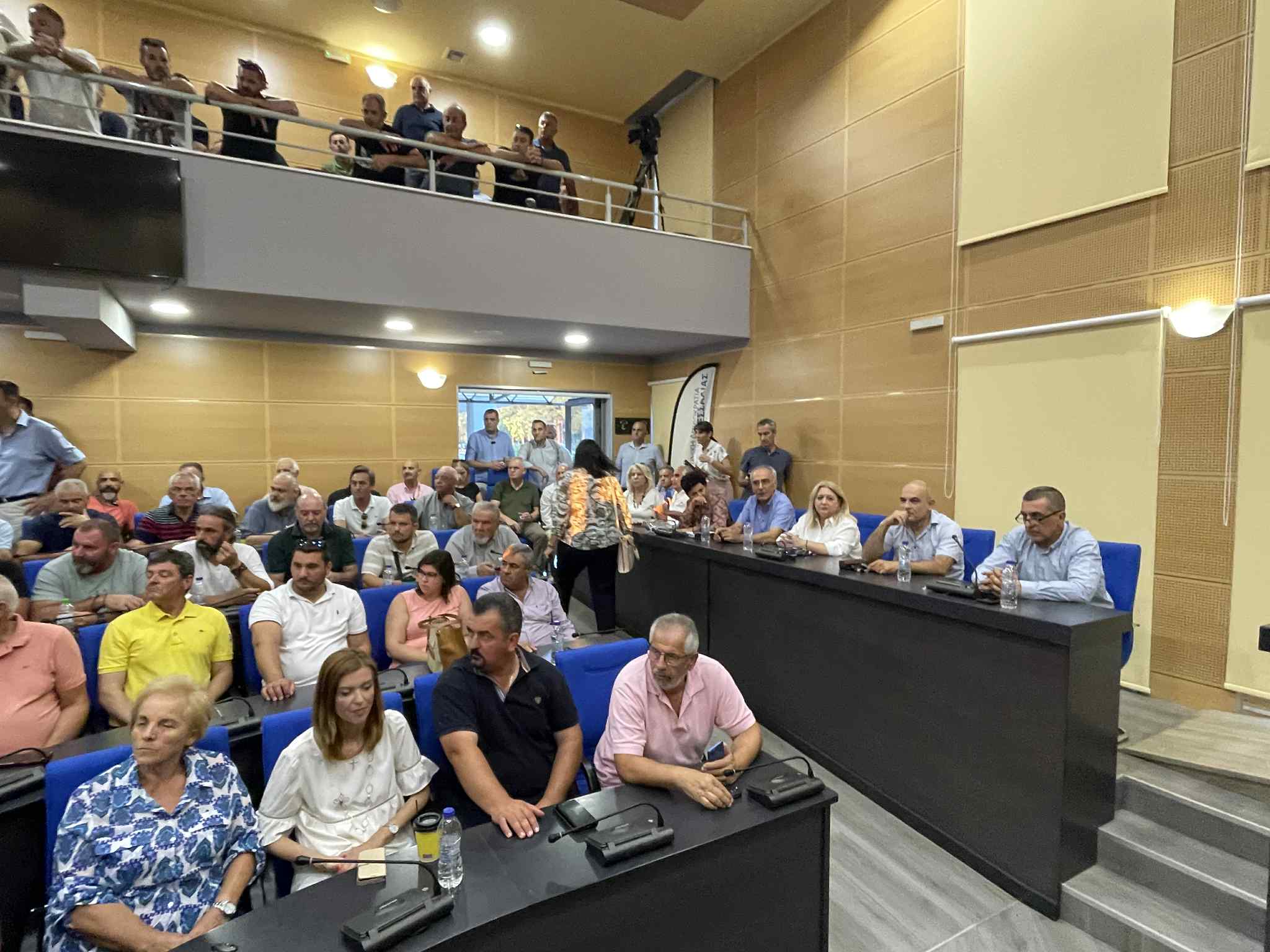 Ένταση στη σύσκεψη στην περιφέρεια με κτηνοτρόφους παρουσία Χρήστου Κέλλα (ΦΩΤΟ+βίντεο